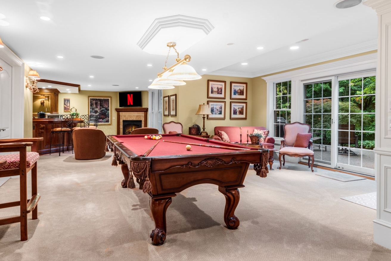 Luxury Walkout: Pool Table, Sauna & Heated Floors