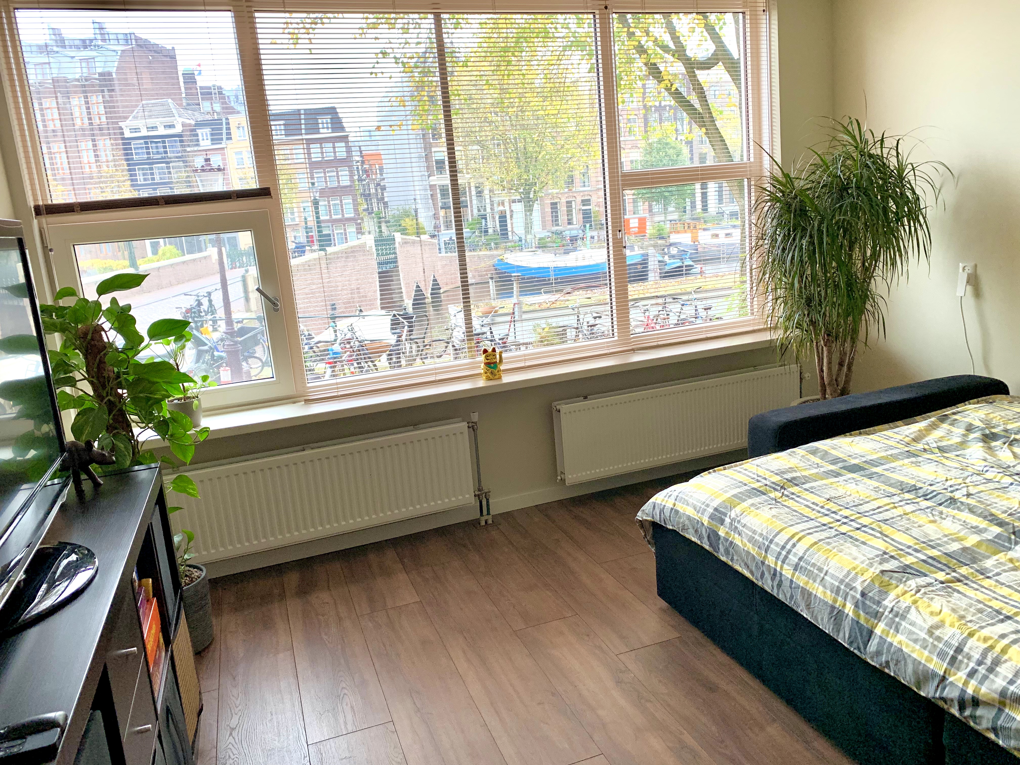 Private room with canal view in old centre — Amsterdam stay