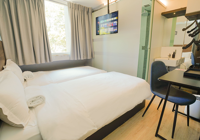 Twin, private bathroom, 2 mins walk to Bugis MRT