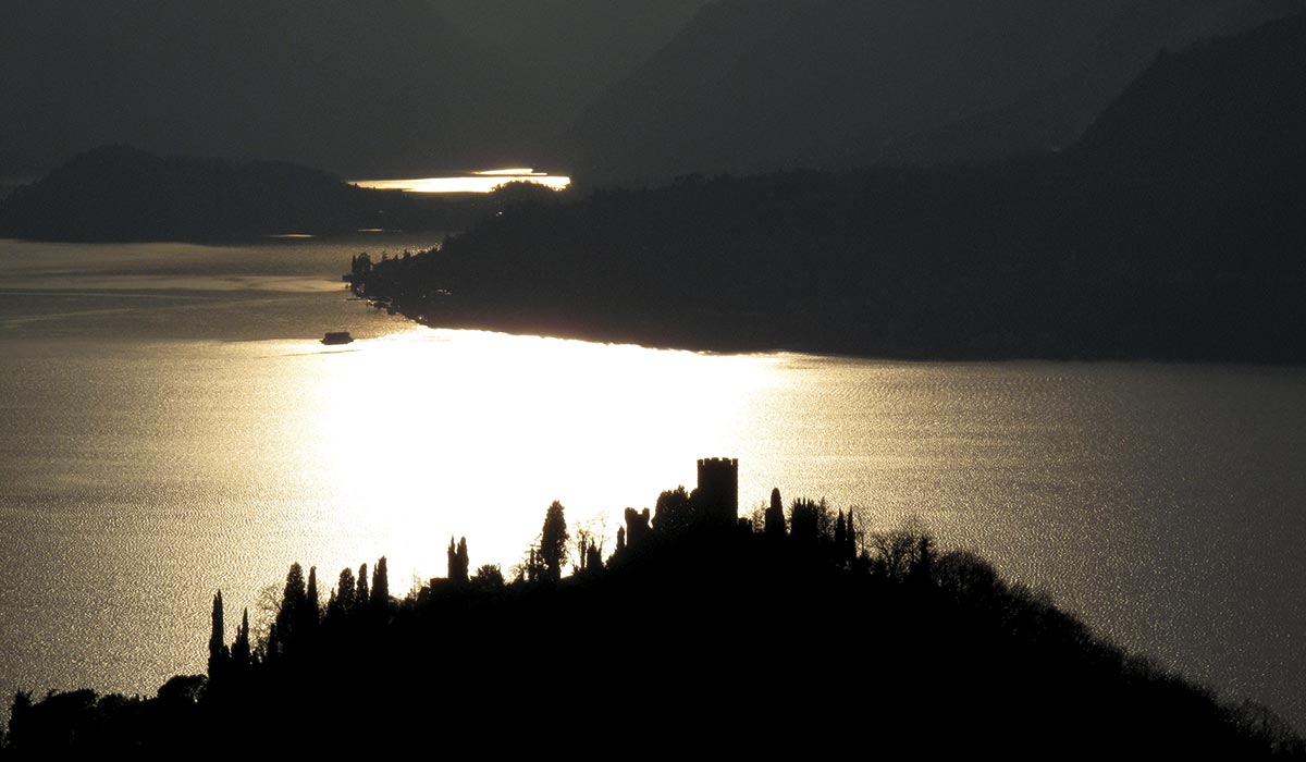 Fabulous room in Villa Overlooking the lake Villas for Rent in