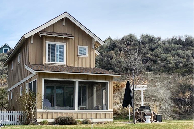 Lake Osoyoos Gem - Beach view Veranda!