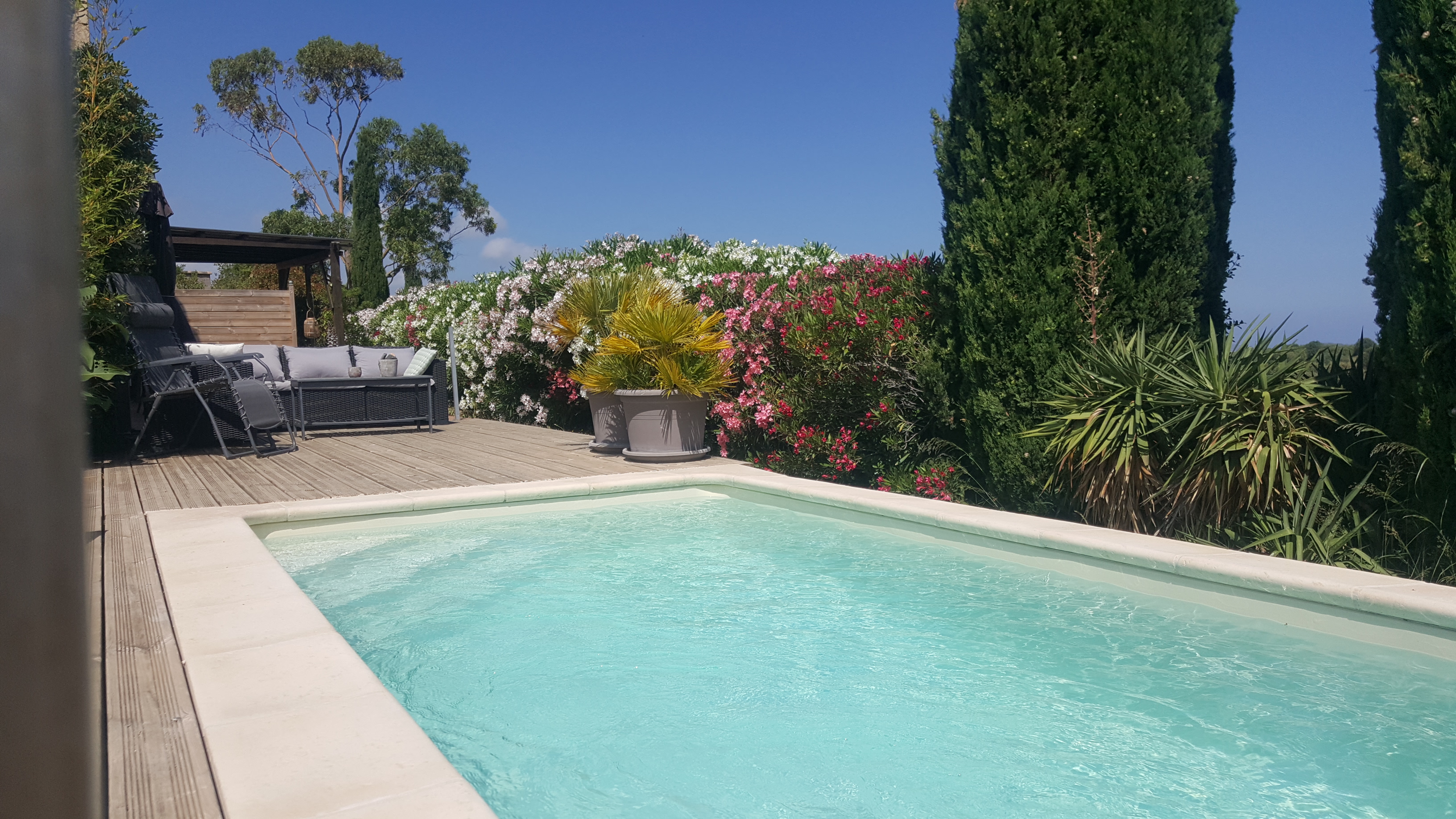 Single-storey apartment, comfortable pool access