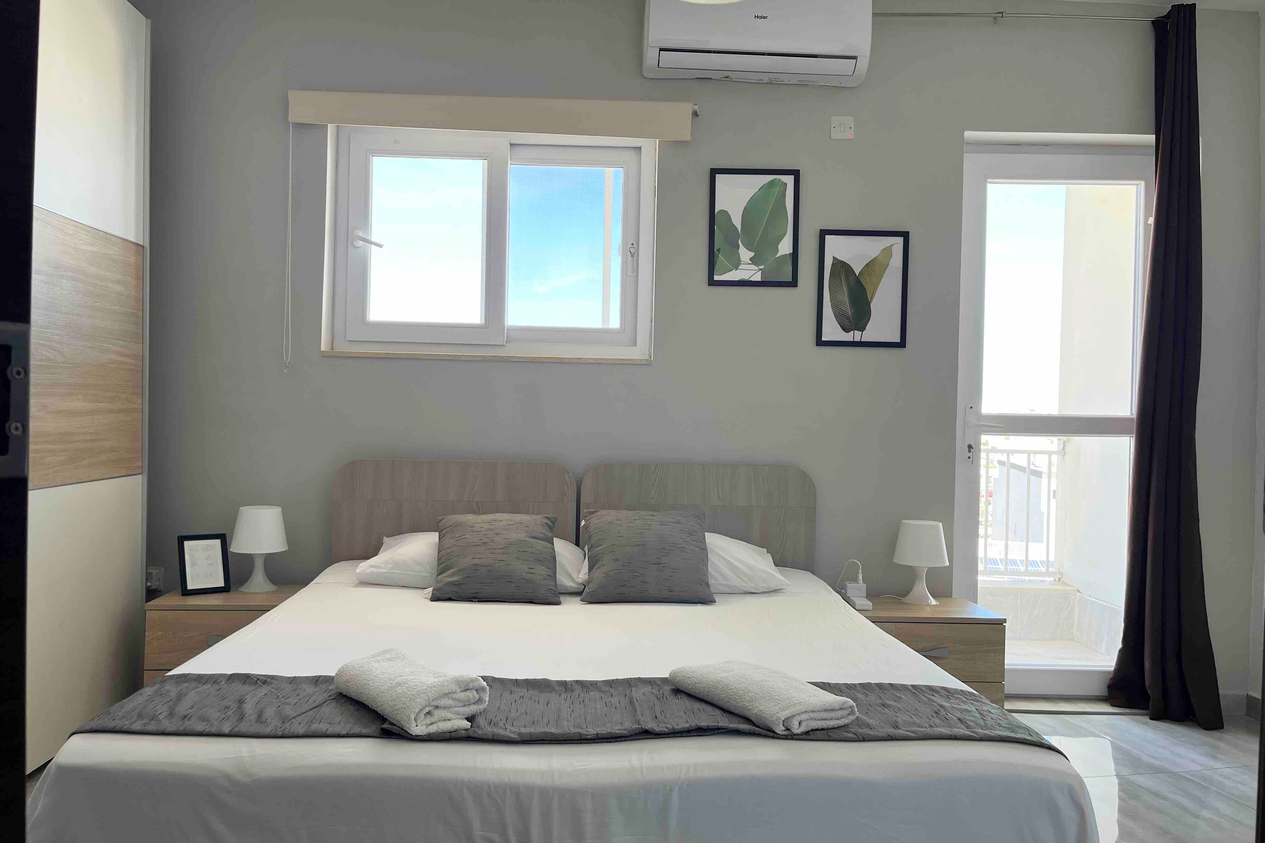 F5.1 Double room with private bathroom and balcony