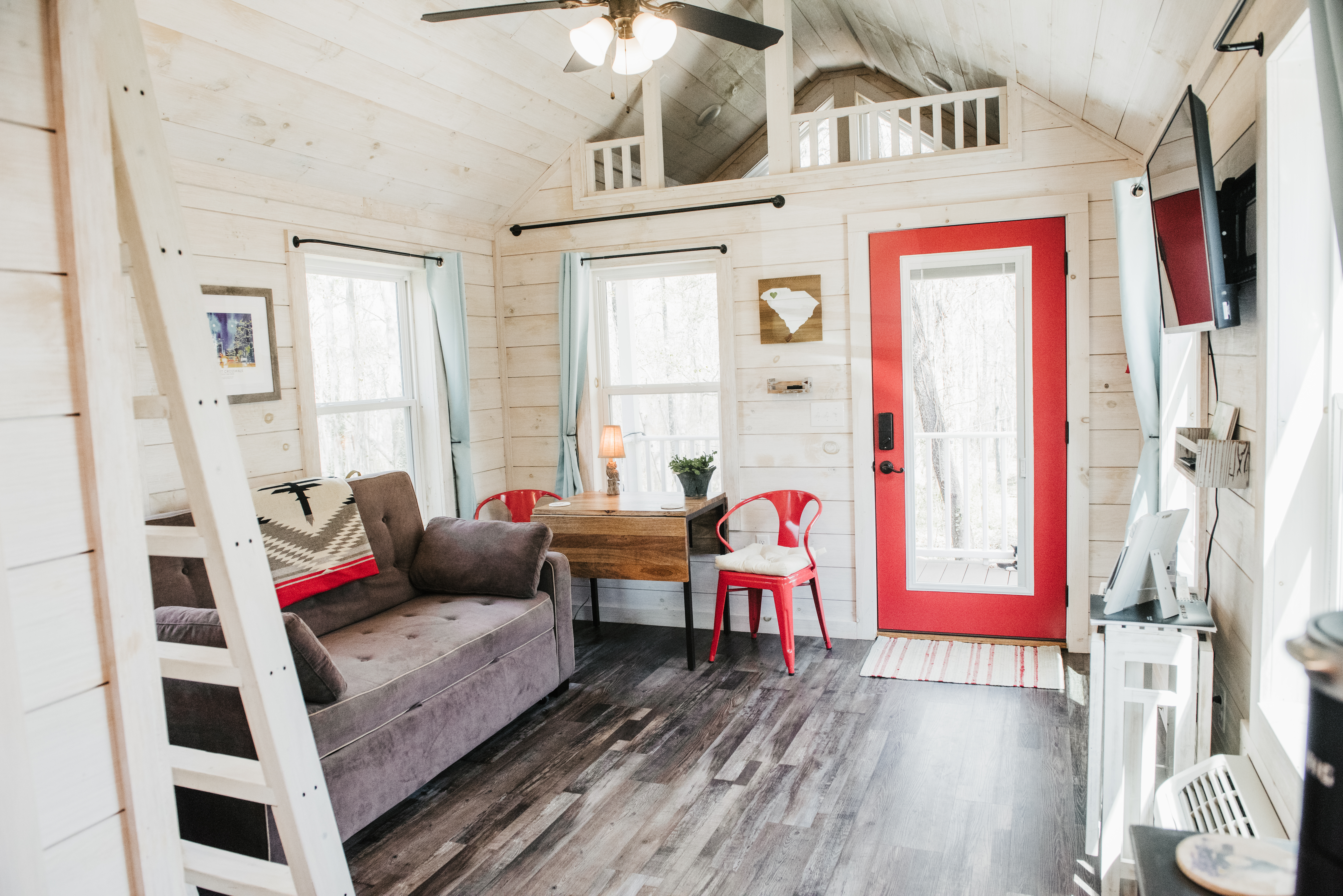 Tiny Cabin GVL - nature walk to food and drinks