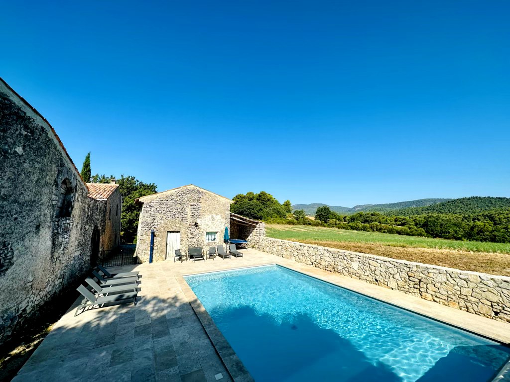 Provencal farmhouse in Luberon's heart with pool