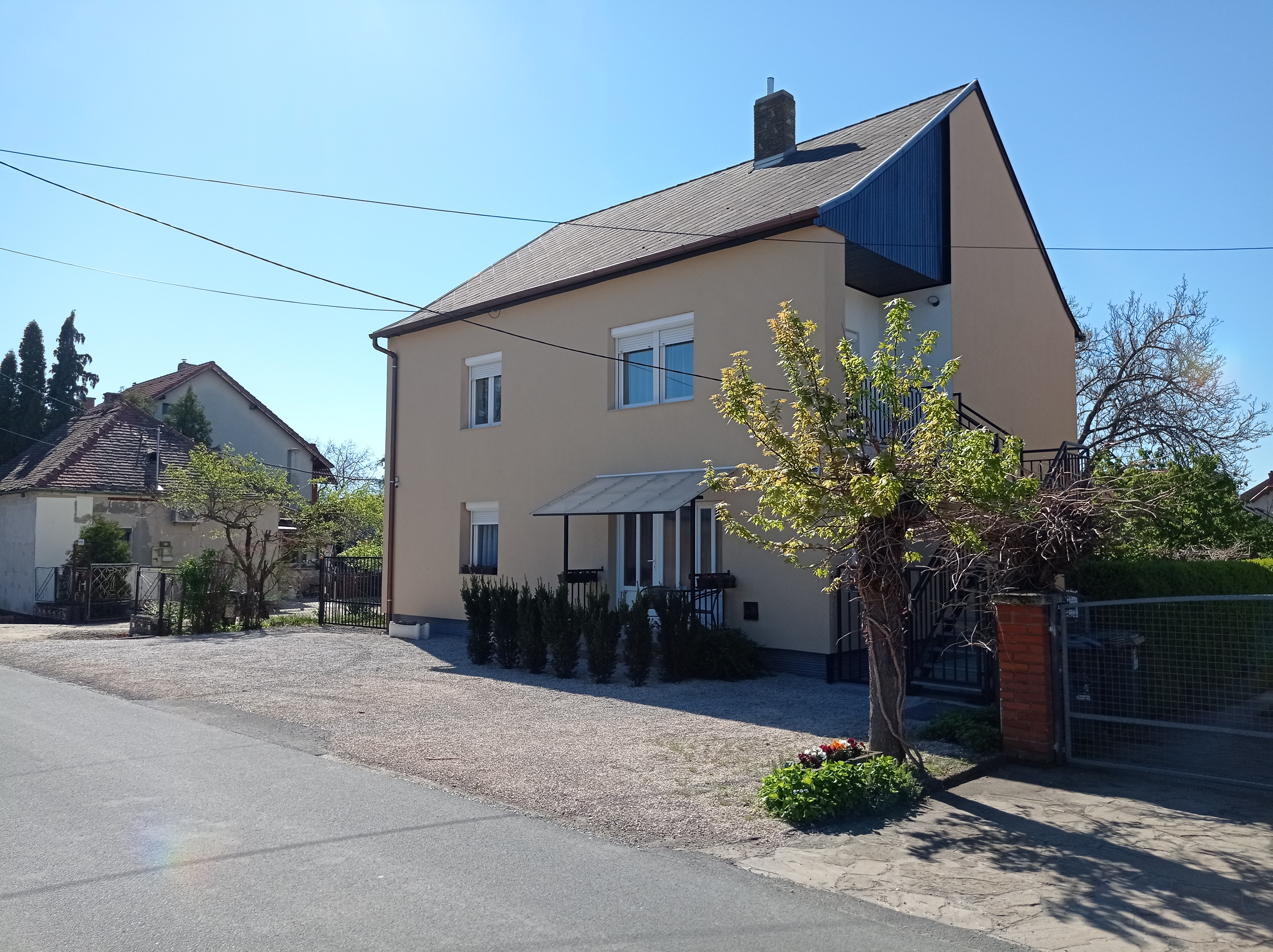 Comfortable upstairs apartment 5 minutes from the beach