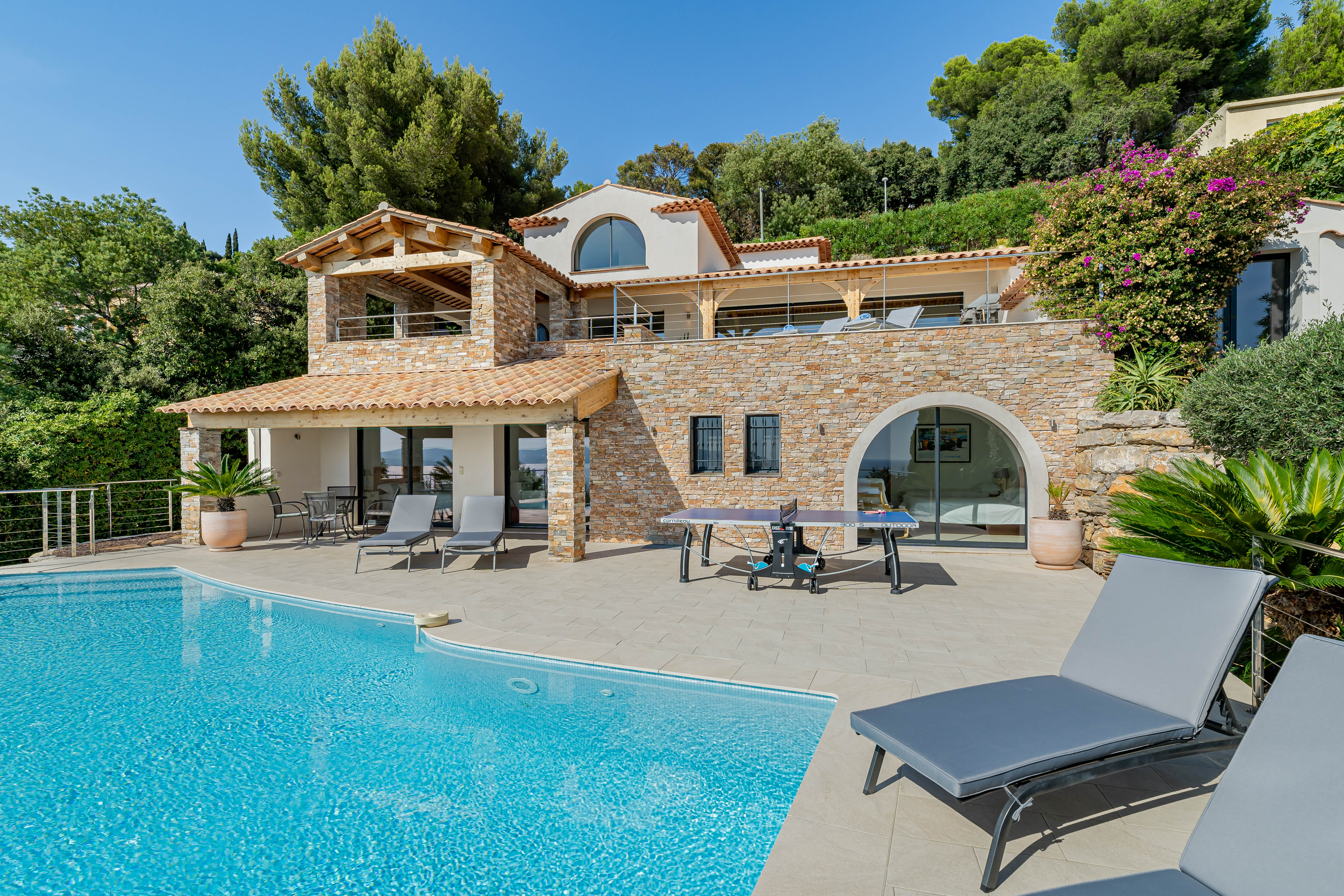 Luxury villa with stunning sea view, pool & aircon