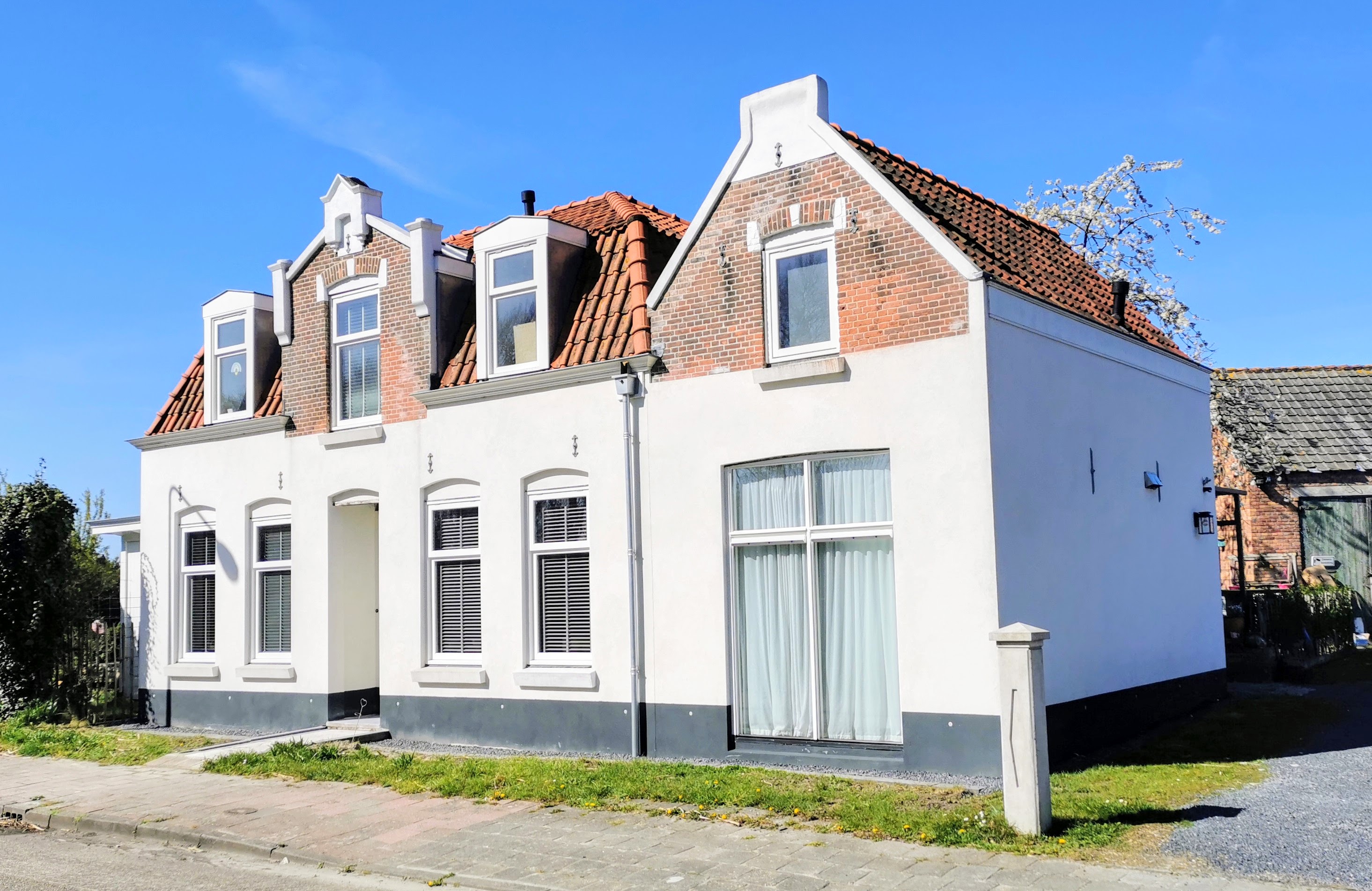 Completely renovated luxury guest suite with breakfast