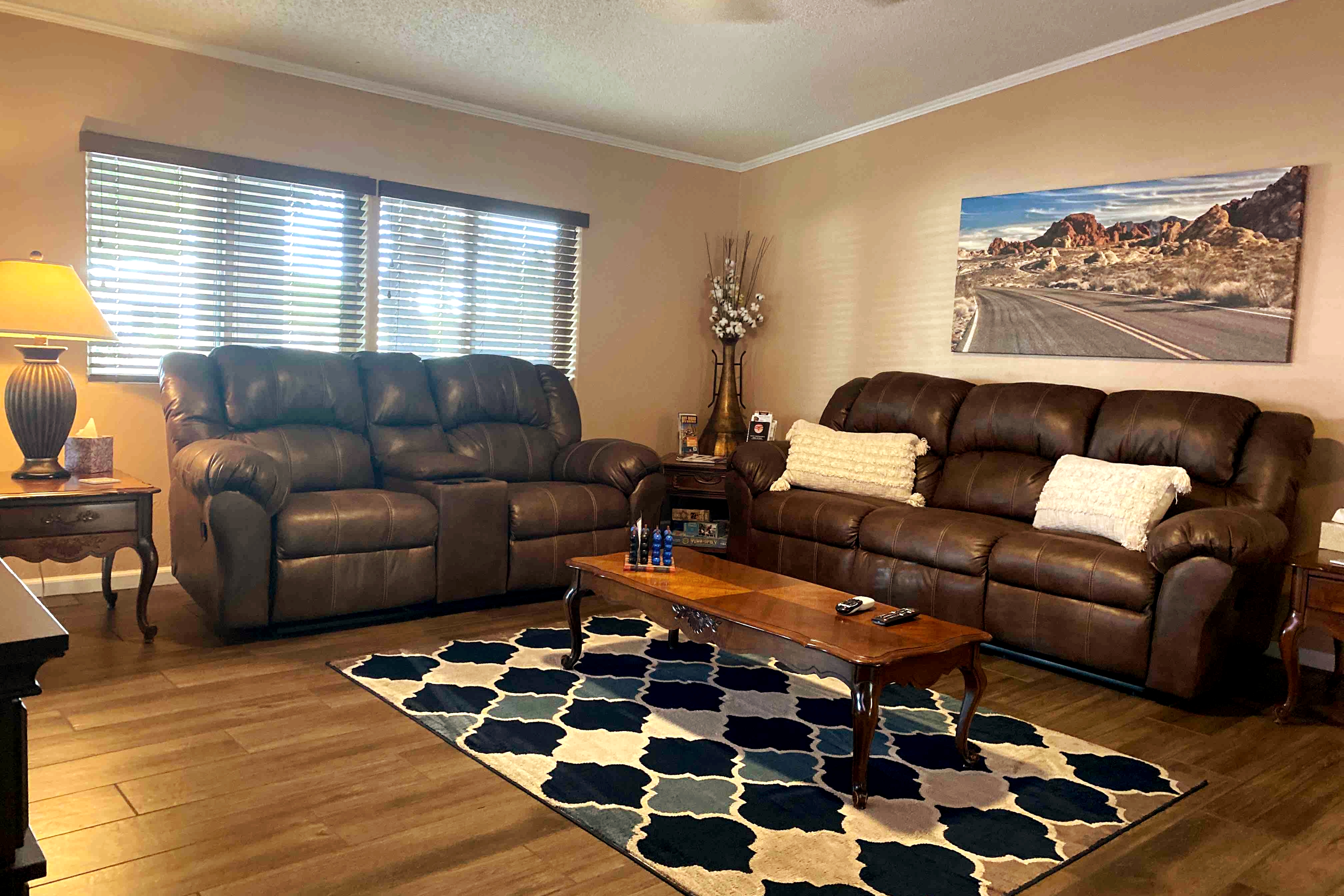 Cozy Foothills Home 3bd/pool table/hot tub/parking