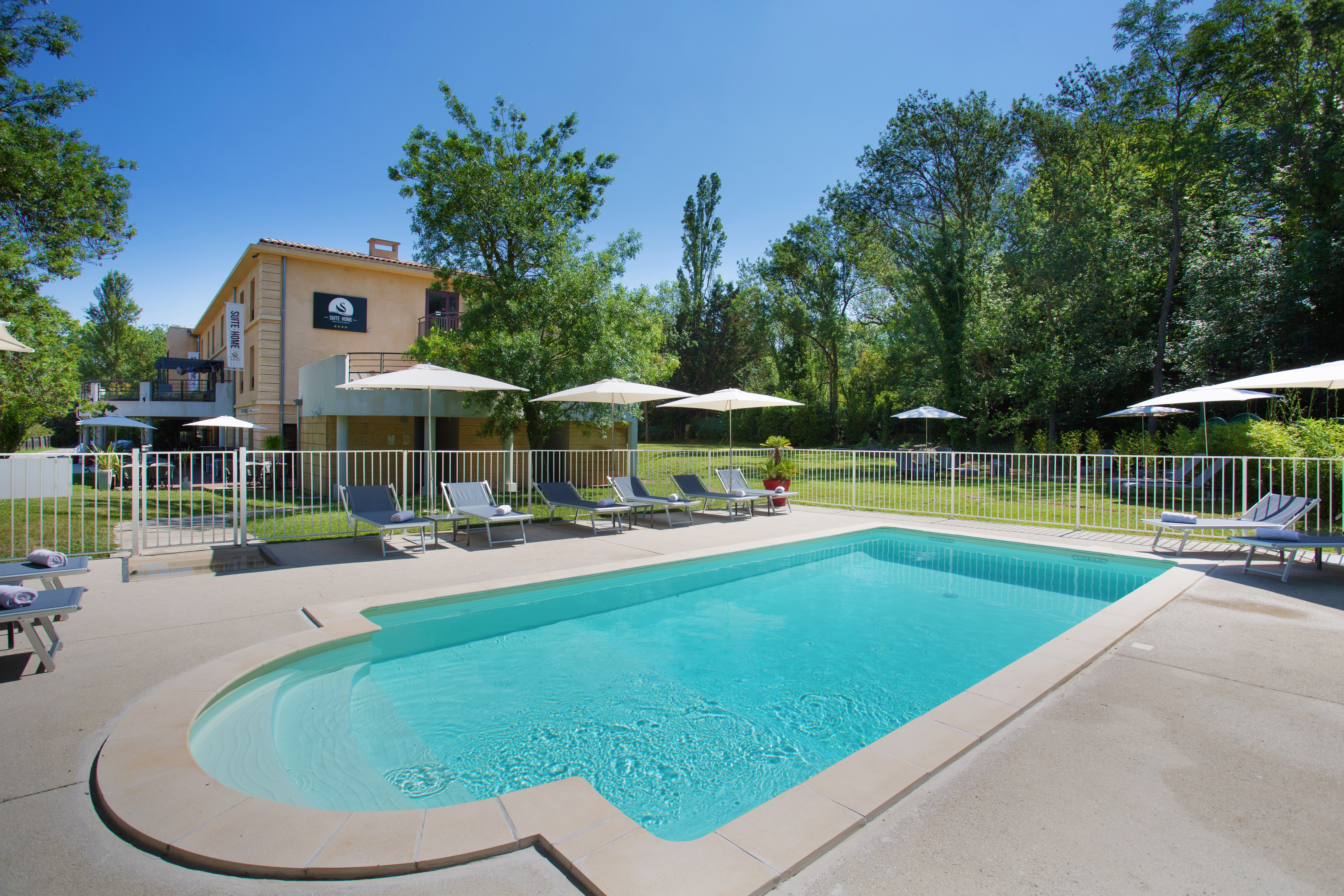 Studio with swimming pool and kitchen