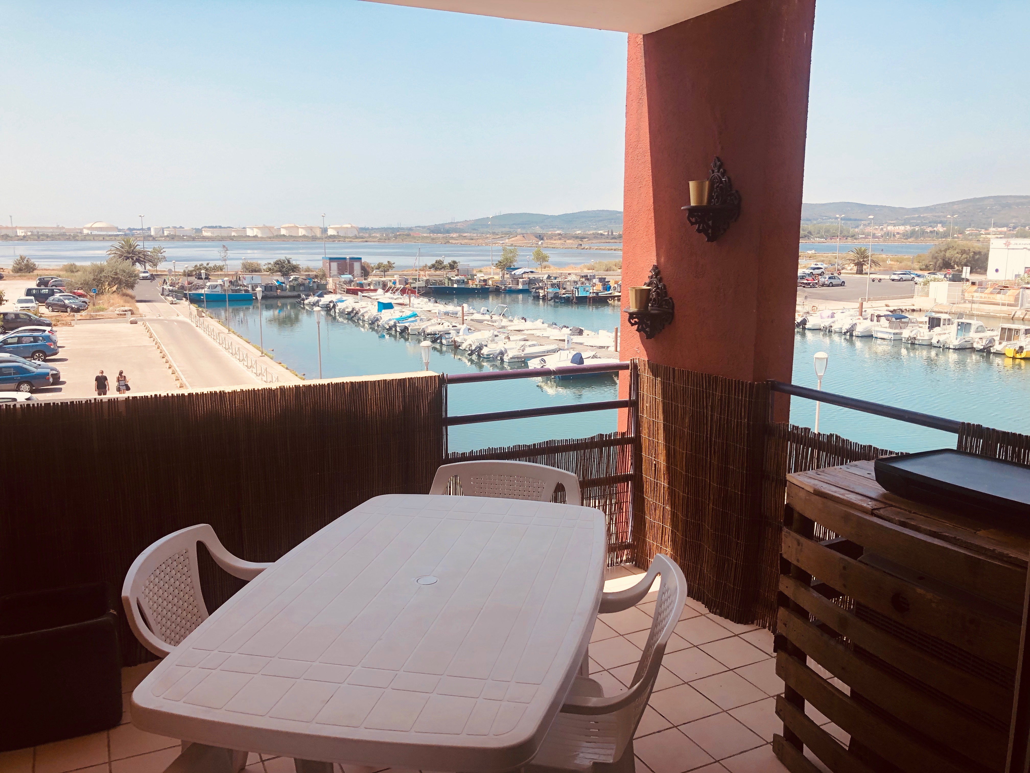 Air-conditioned apartment overlooking port. Wifi.