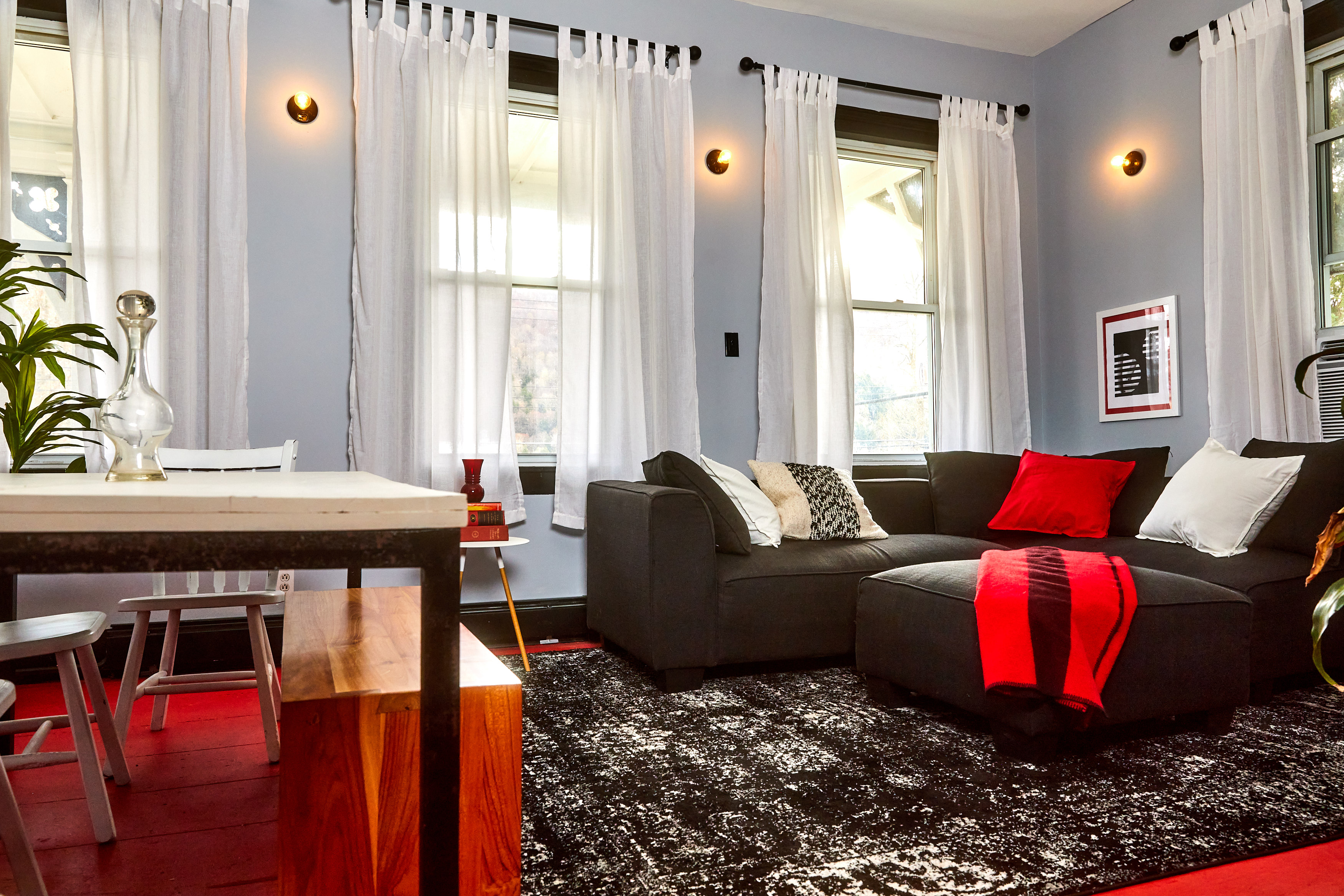 Art-filled, Renovated Apartment In Historic Inn