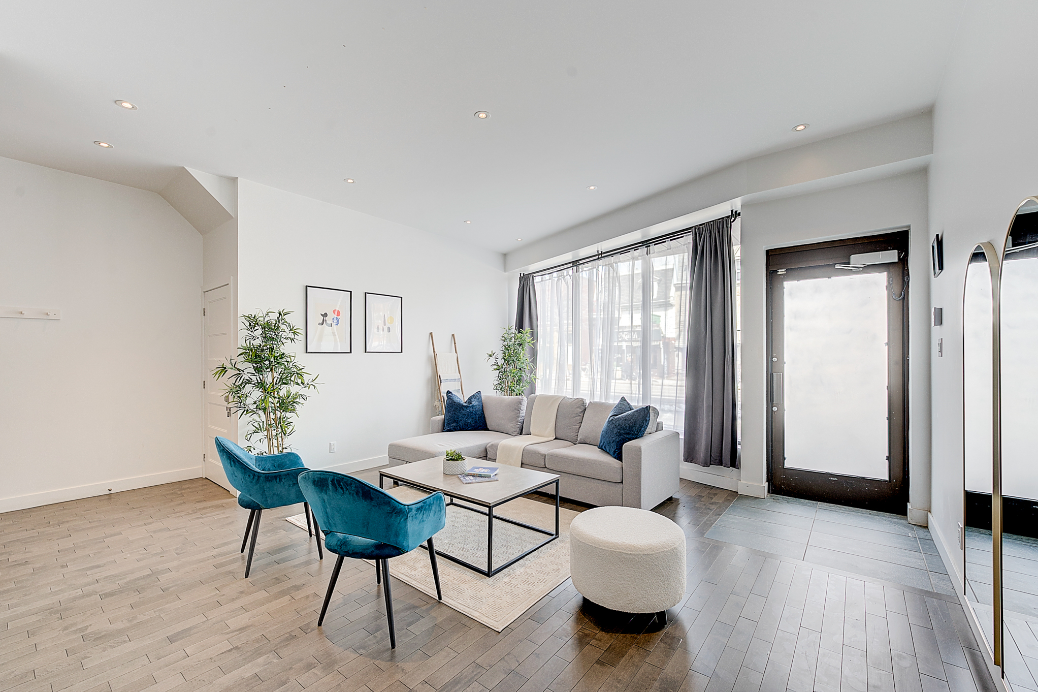 BRIGHT appartement Plateau Mont-Royal,Parking15$