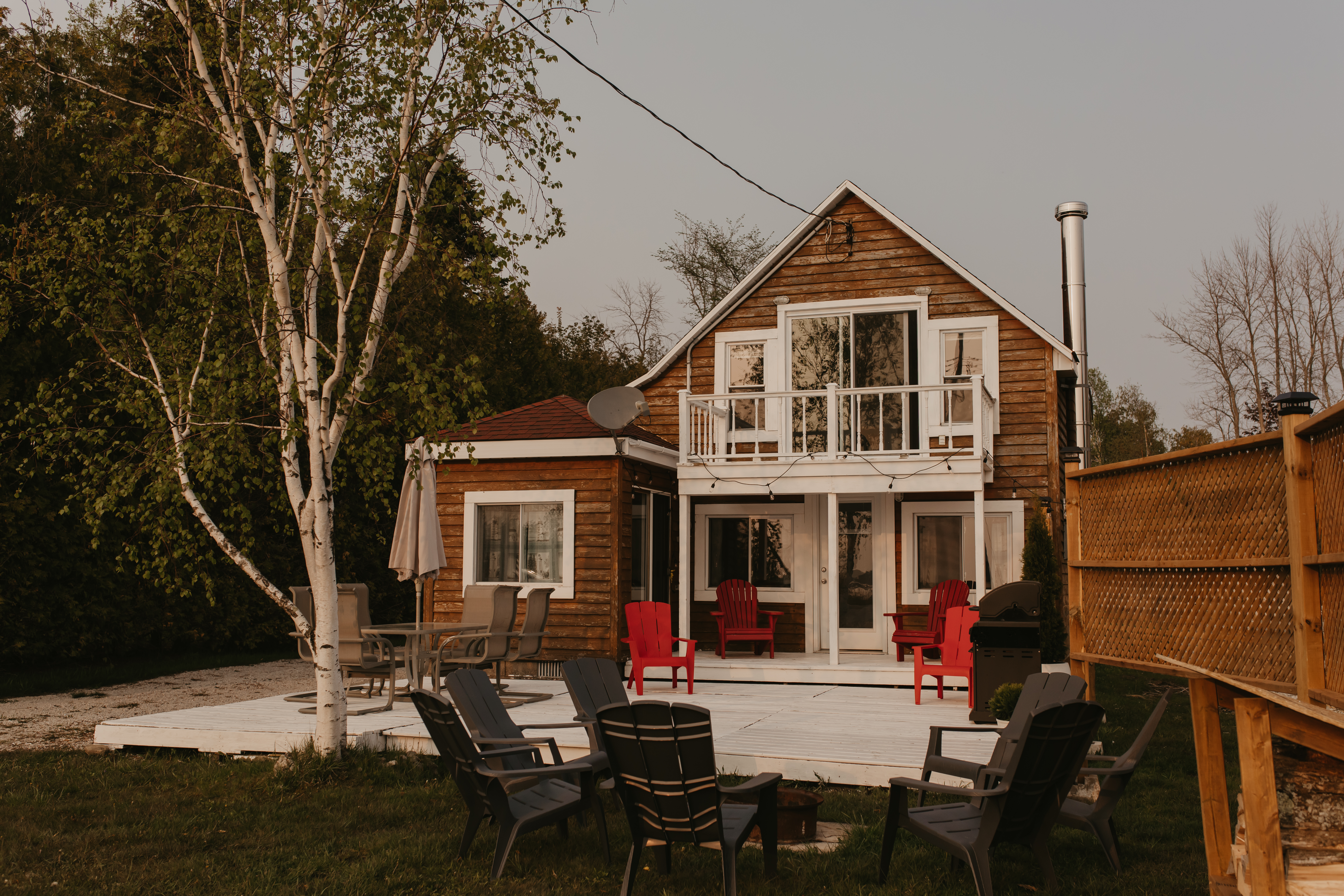 Lakefront Cottage with Spectacular Sunsets
