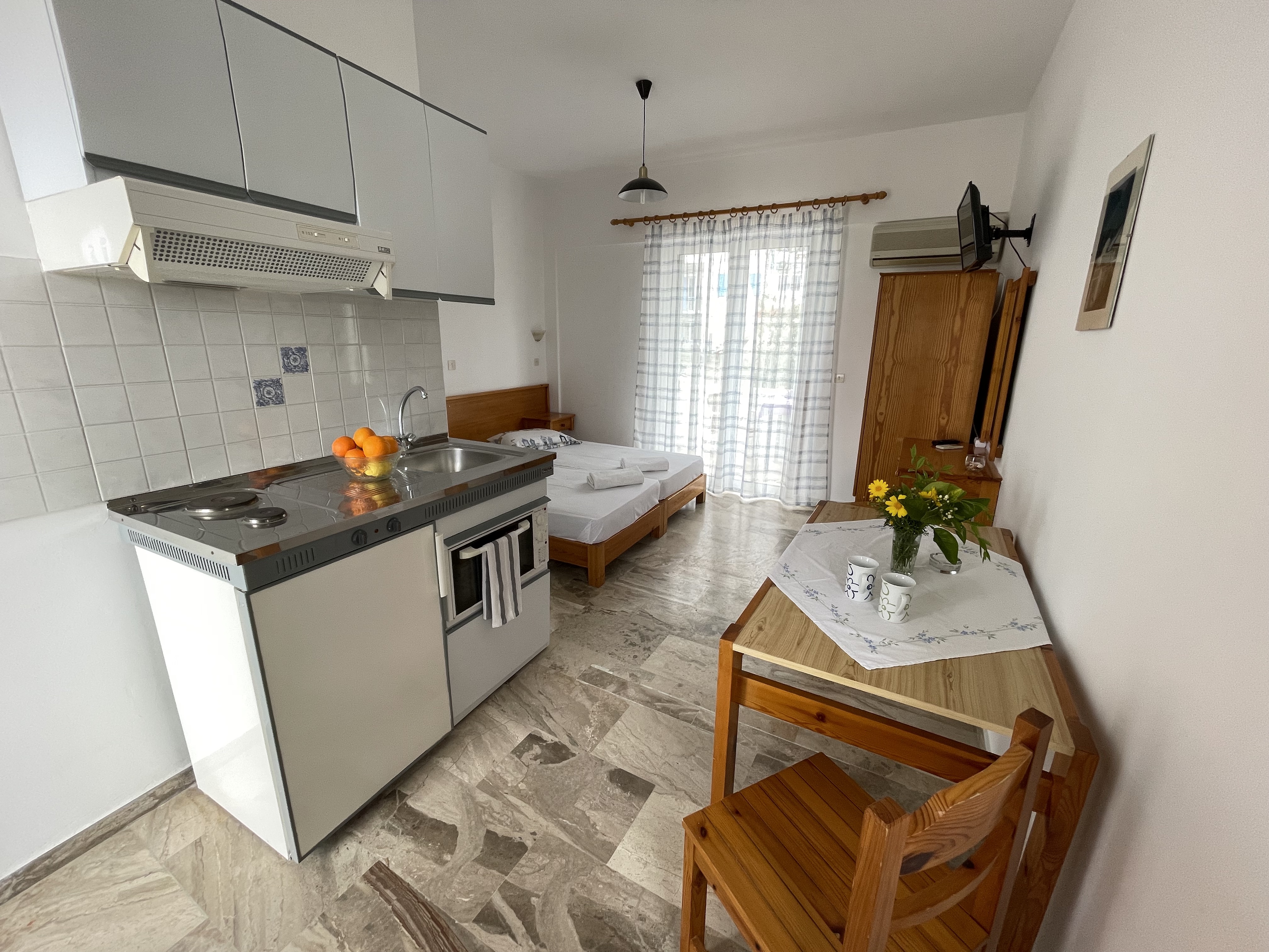 Studio Bellos - with a view, close TO the sea