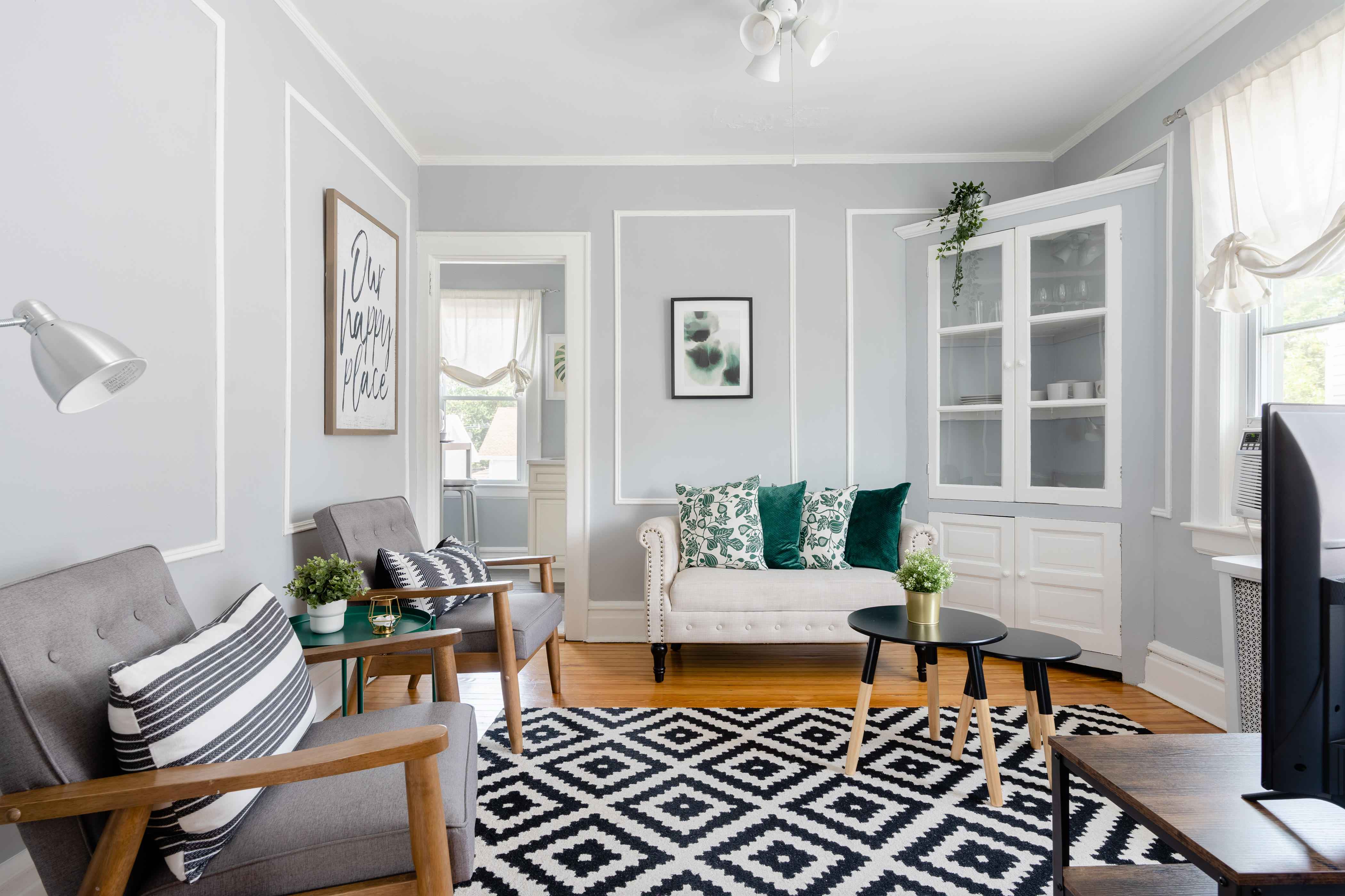5 min drive to NYC train, 5 min walk to Seton Hall in West, Newark