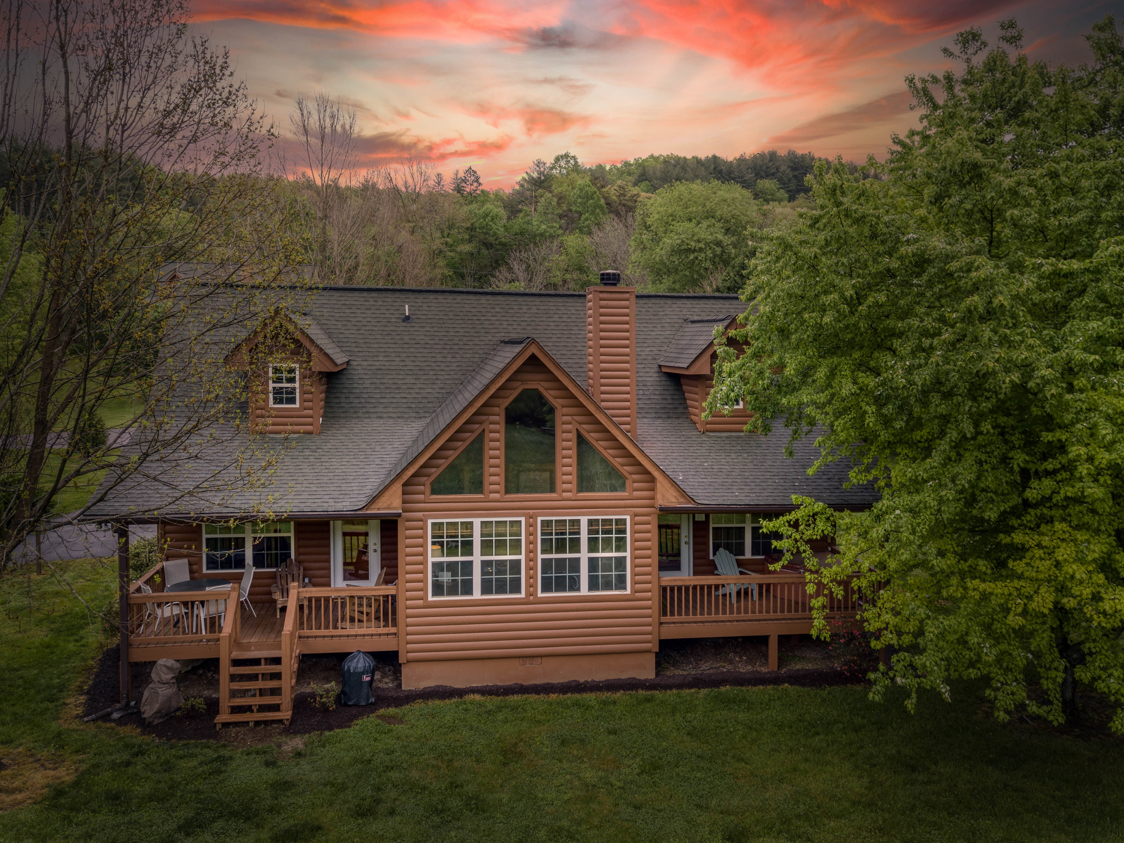 RIVERFRONT, tubing, trout fishing, hot tub, pool Cabins for Rent in