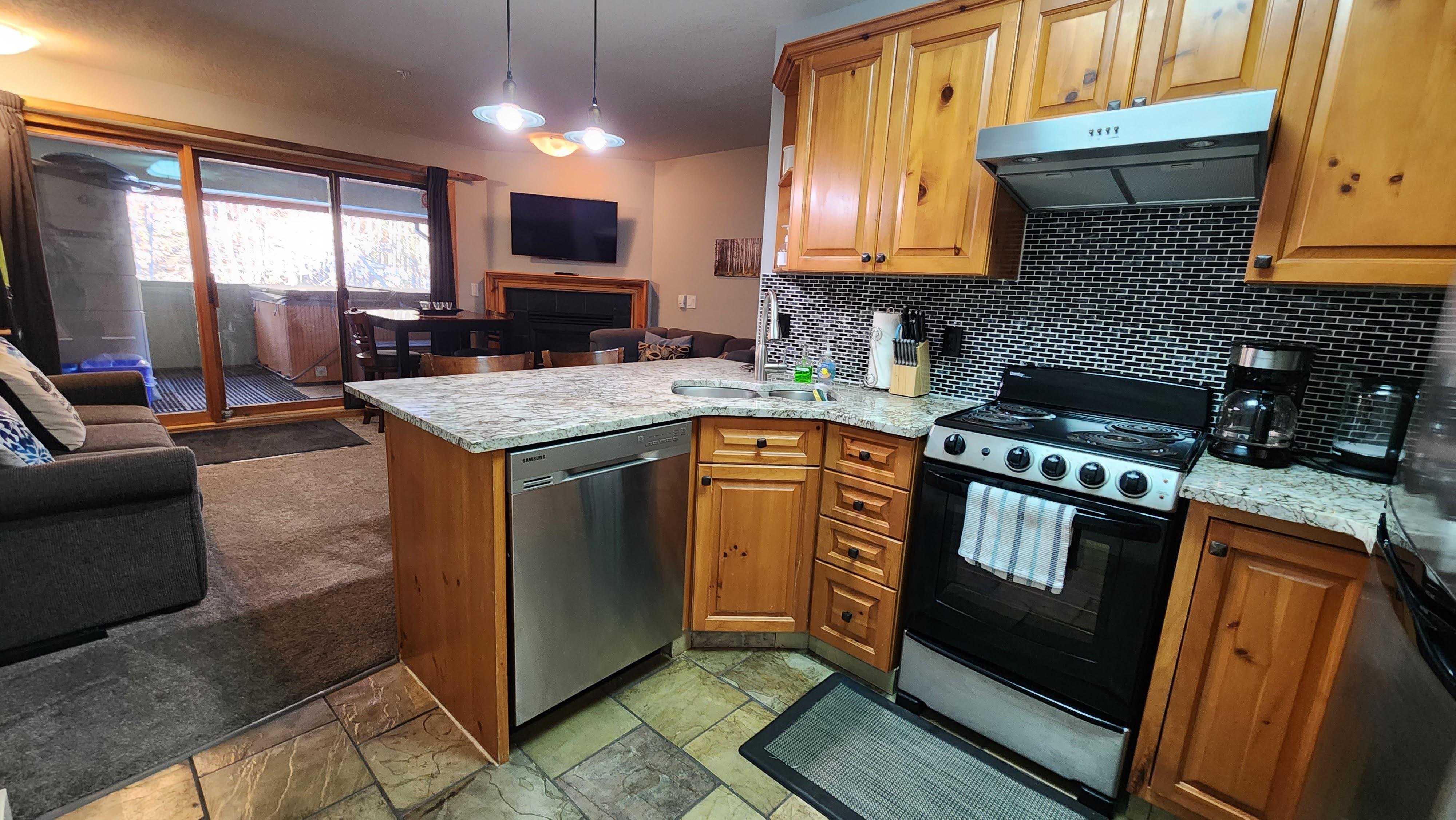 Ski-in|out 1 bed, 2 bath with Hot tub, Snow Creek