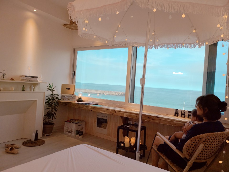 Gmine Inn. # Sokcho # Beam Project # Netflix # Turntable # Young Rang-ho # Lighthouse Beach # Parasol