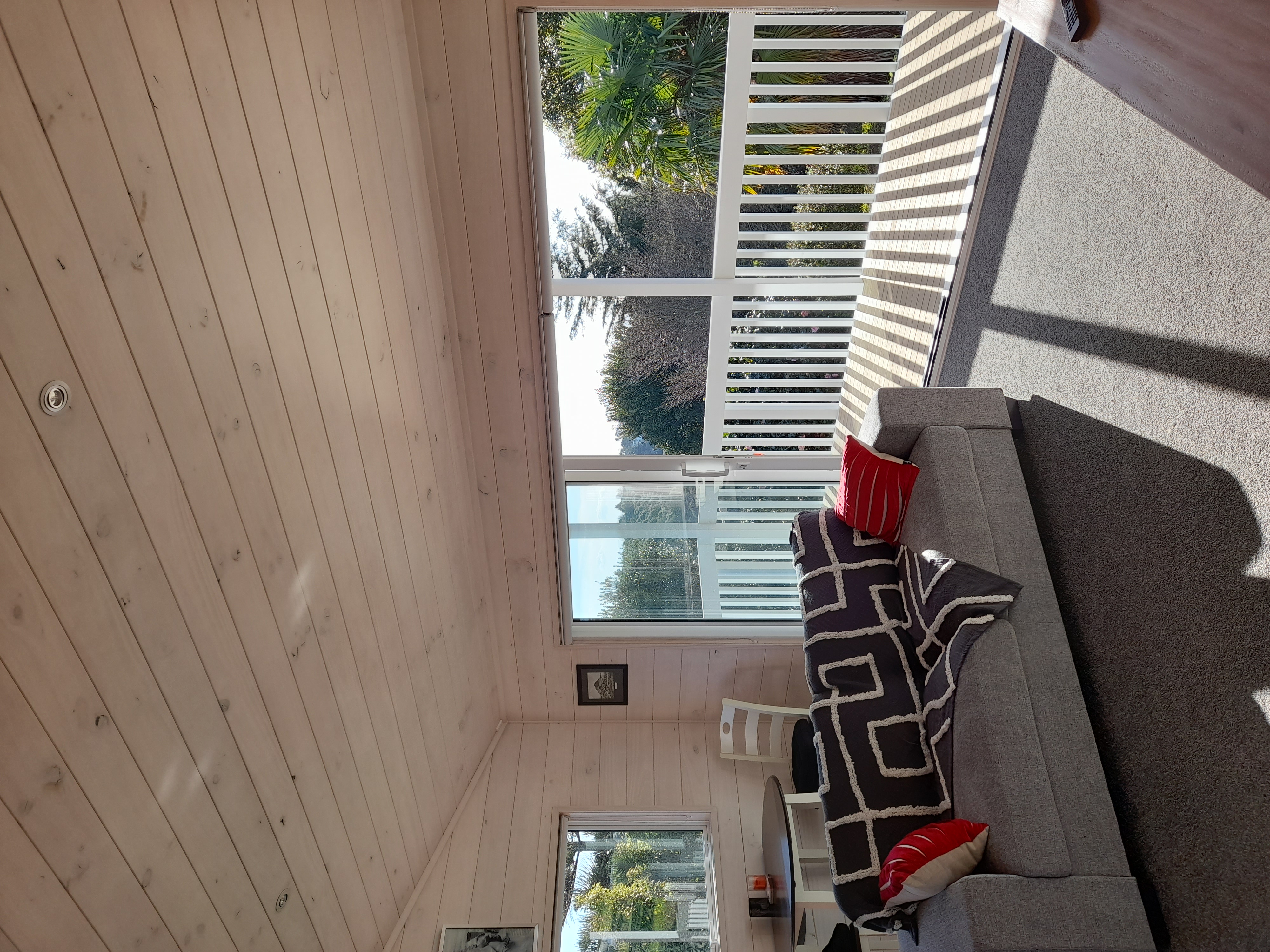 Panoramic Views Rural Cottage within the City,