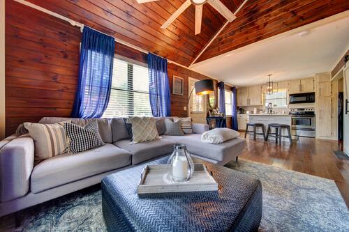 In-Town Luxury King /Creekside Cottage Fradas Nest