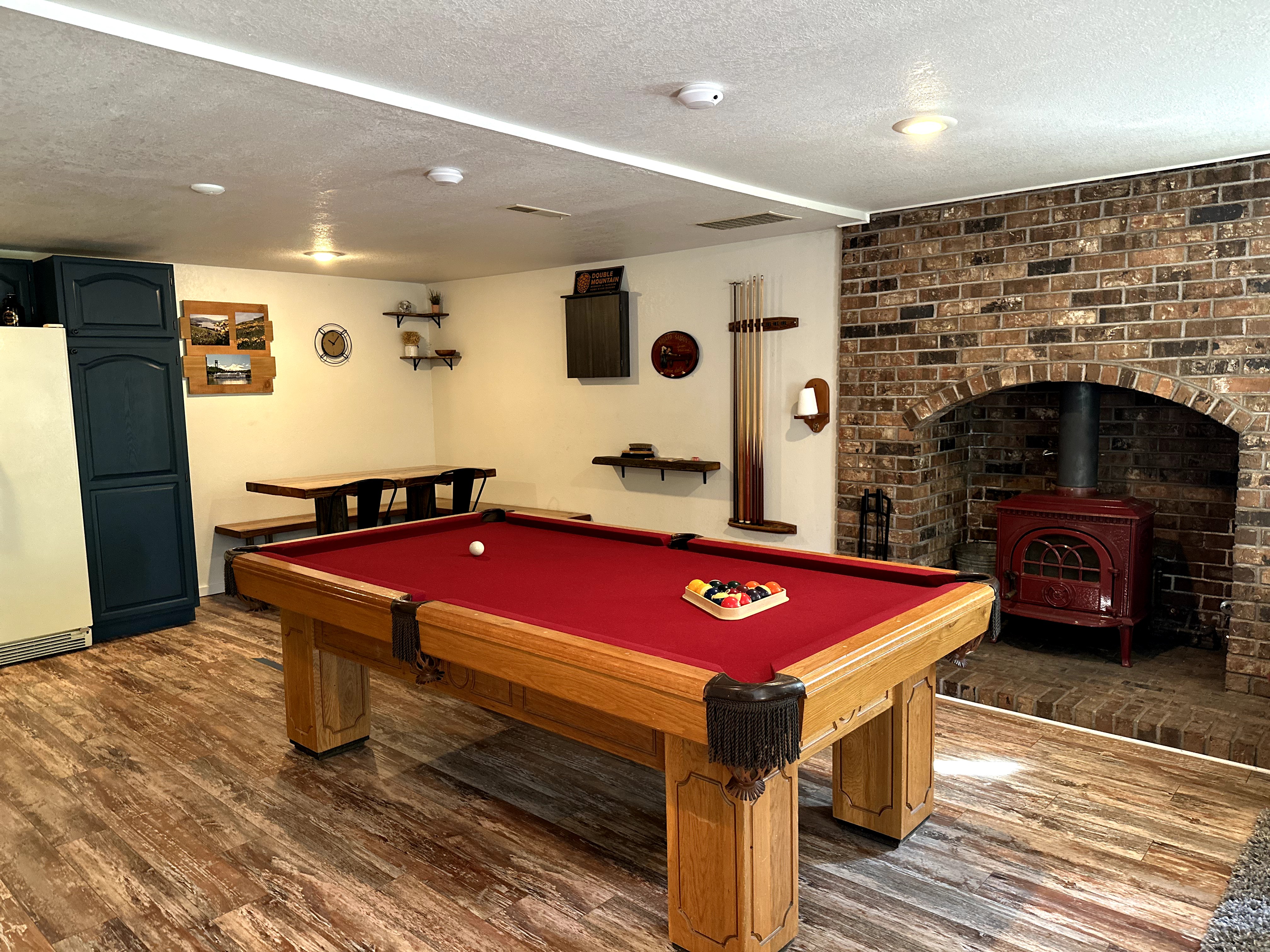 Comfortable Woodland Suite with Wind Mountain View