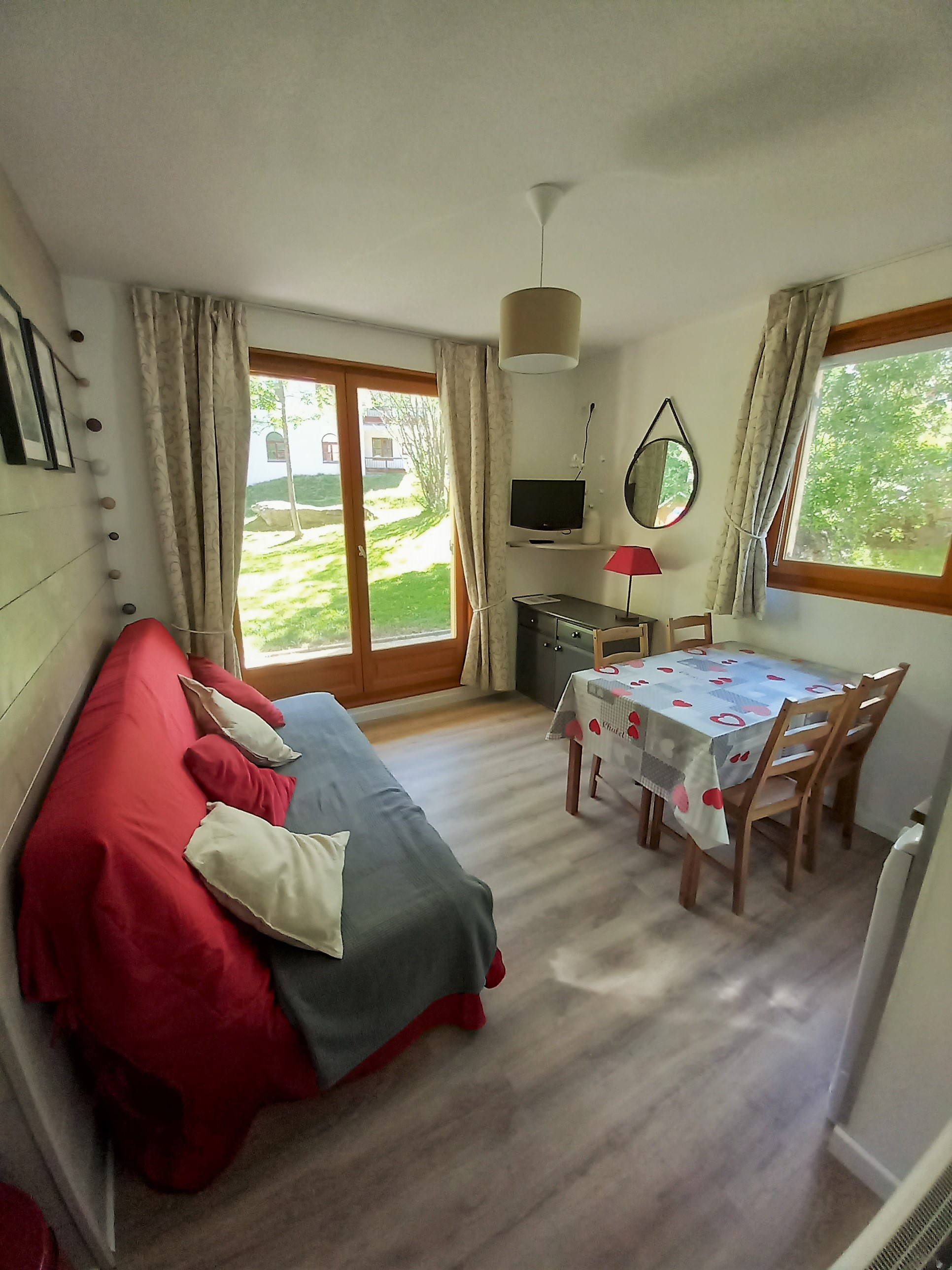 Quiet apartment, south ski-in/ski-out