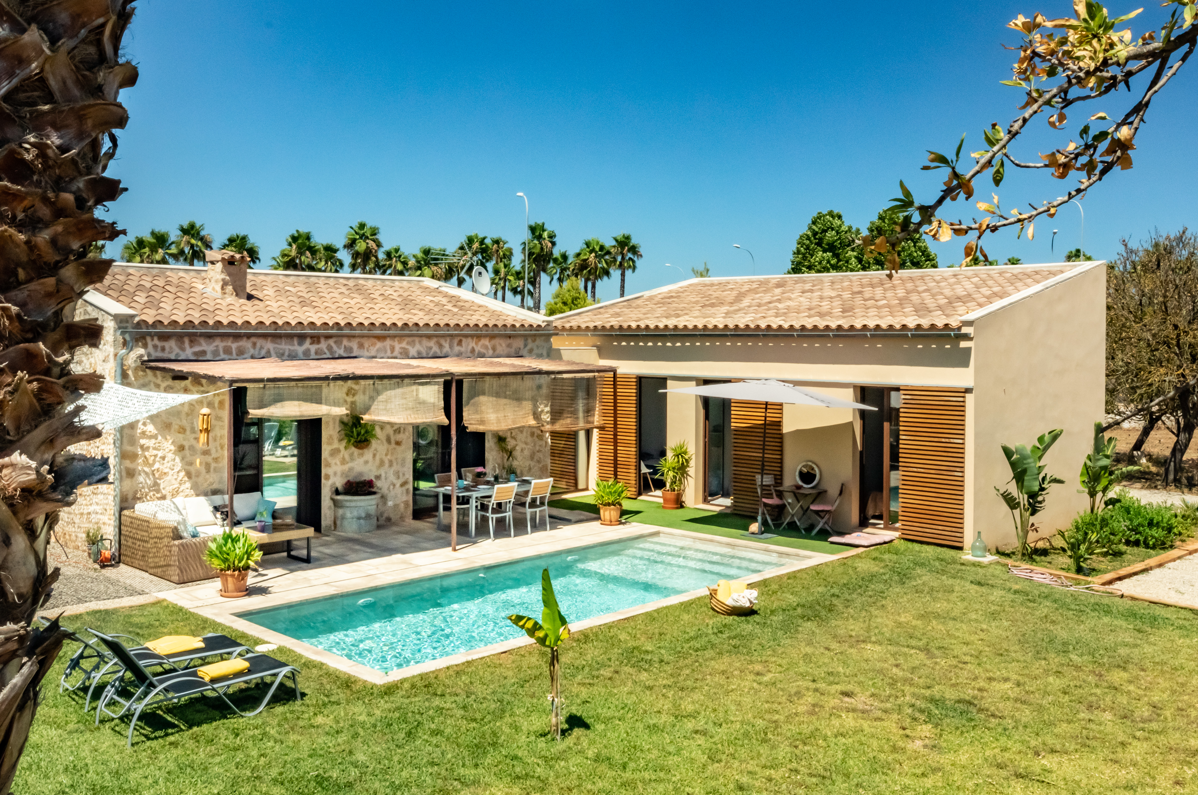 Sun and relax with swimming pool for 6 people
