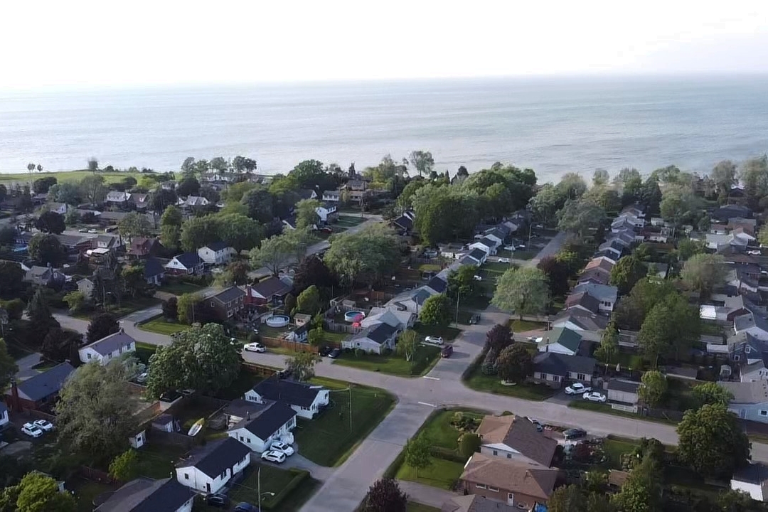 Cozy Cottage Retreat! Bungalows for Rent in Grimsby, Ontario, Canada