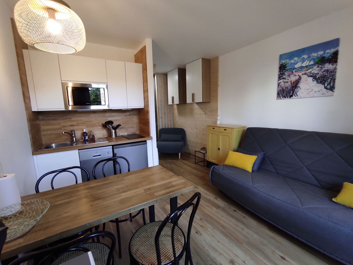 Studio with terrace 200m beach and shops