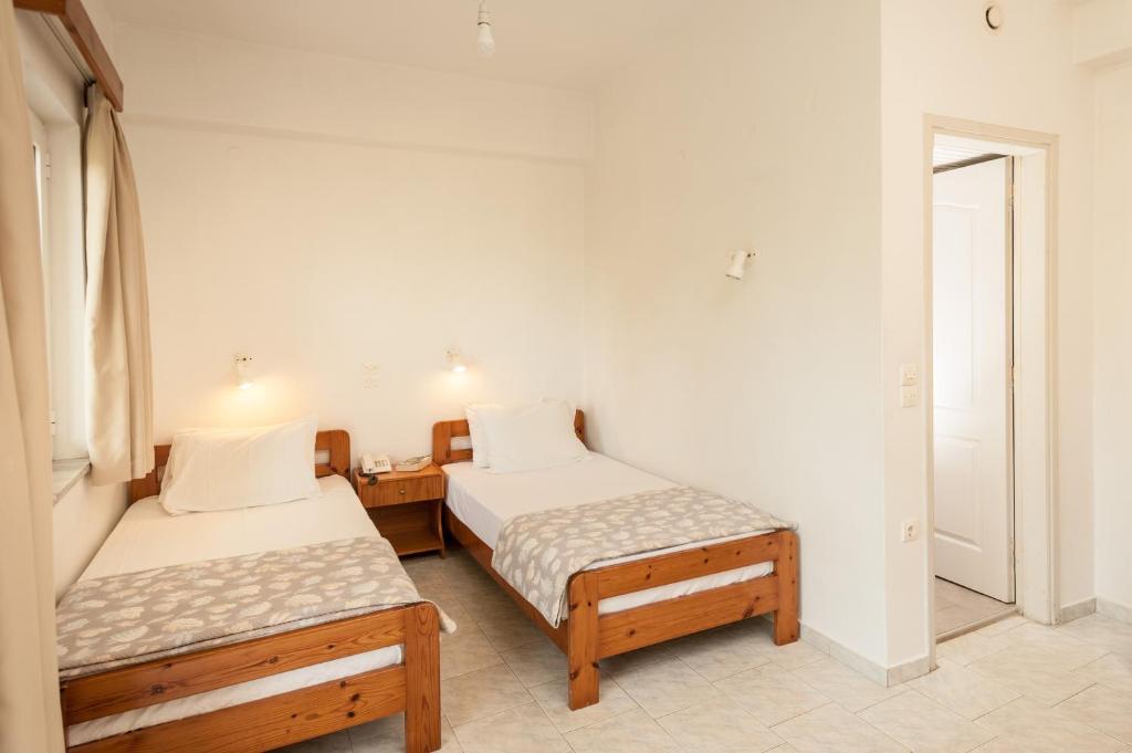 Niriis hotel 2-bed room, 4km west Chania 150m sea in Χανίων, Crete