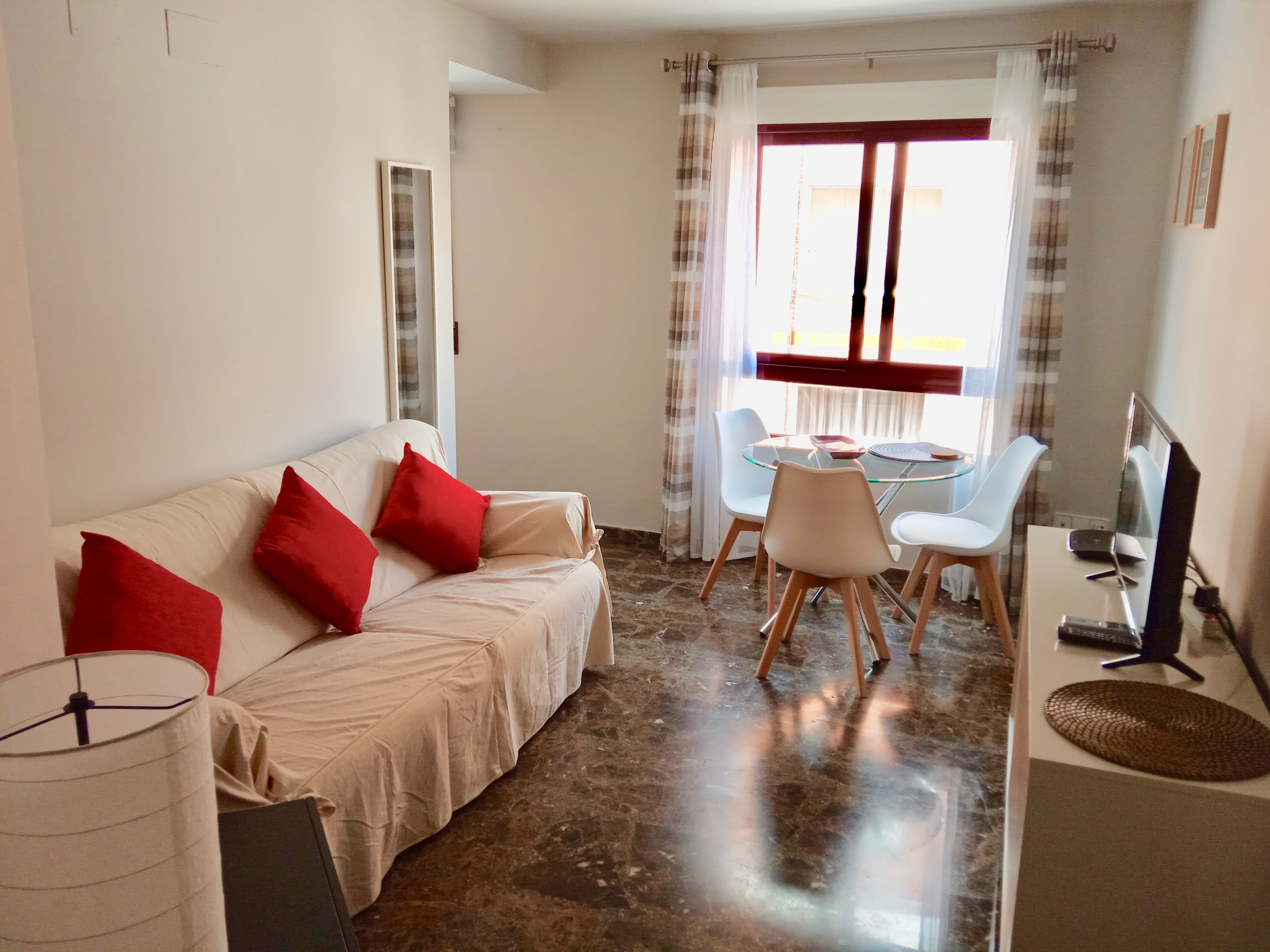 Modern town centre apartment with parking and wifi