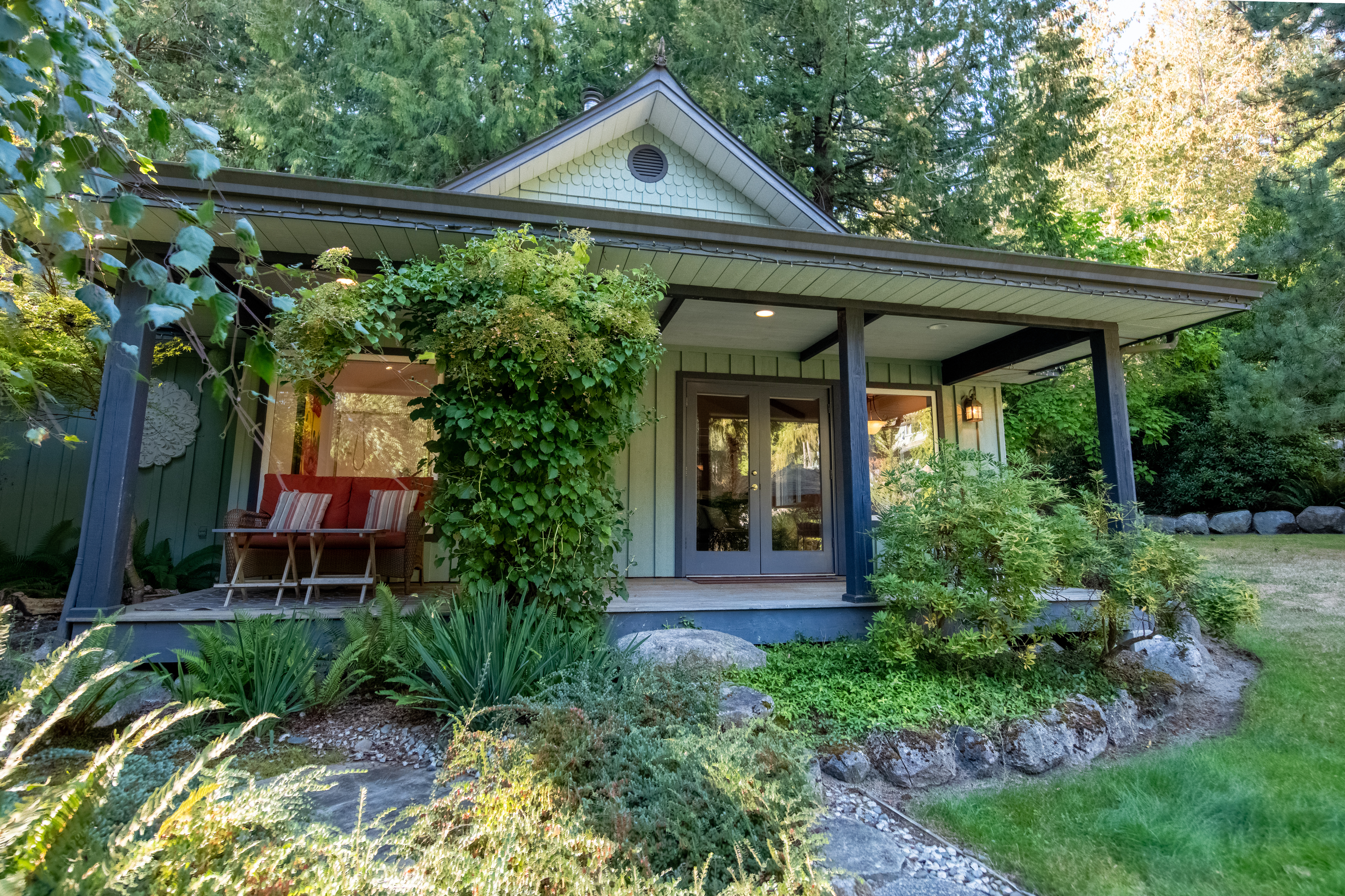 Charming cottage & hot tub (Poppies)Sunshine Coast