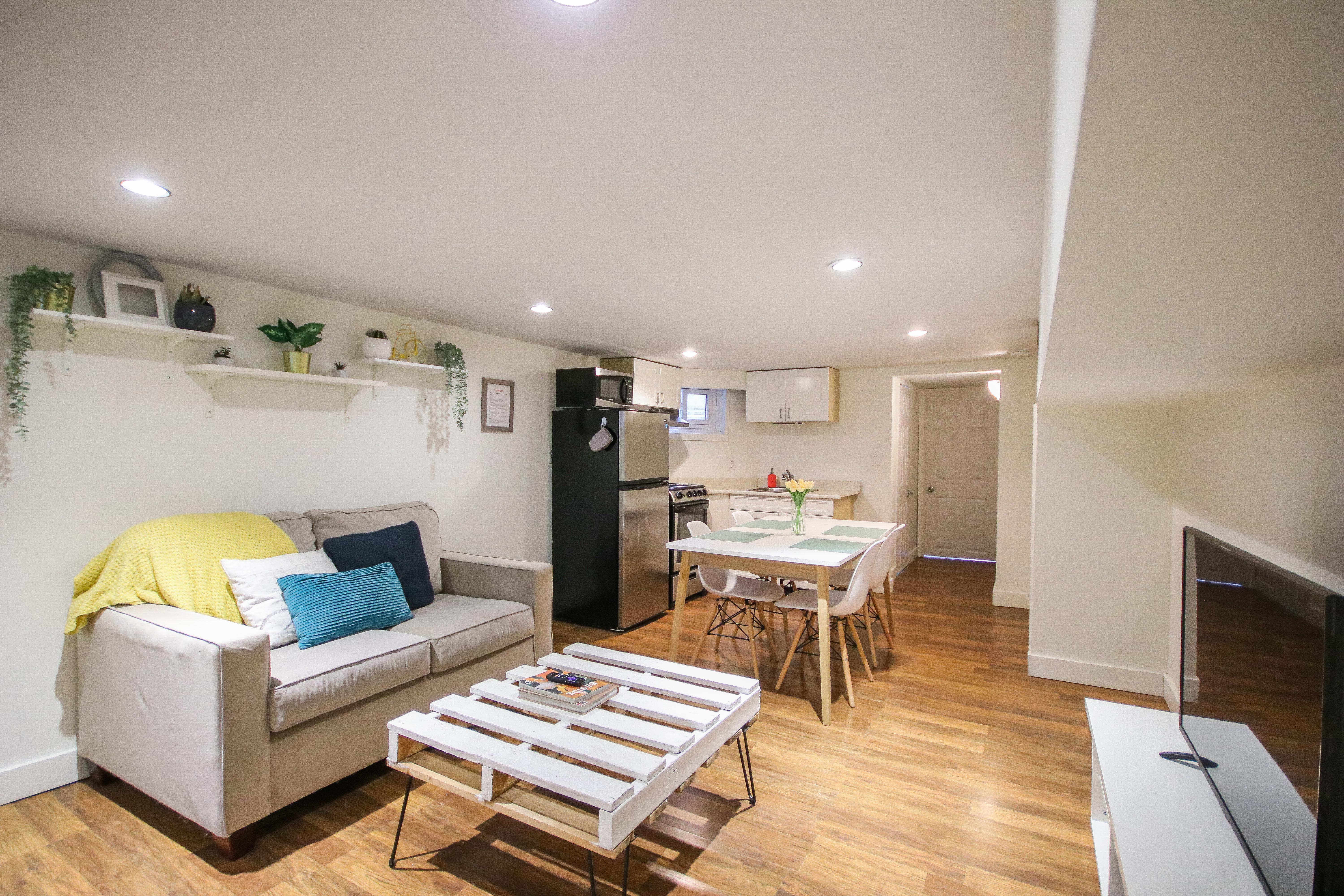 Bright 1 Bedroom Apt in the Beaches / Queen East