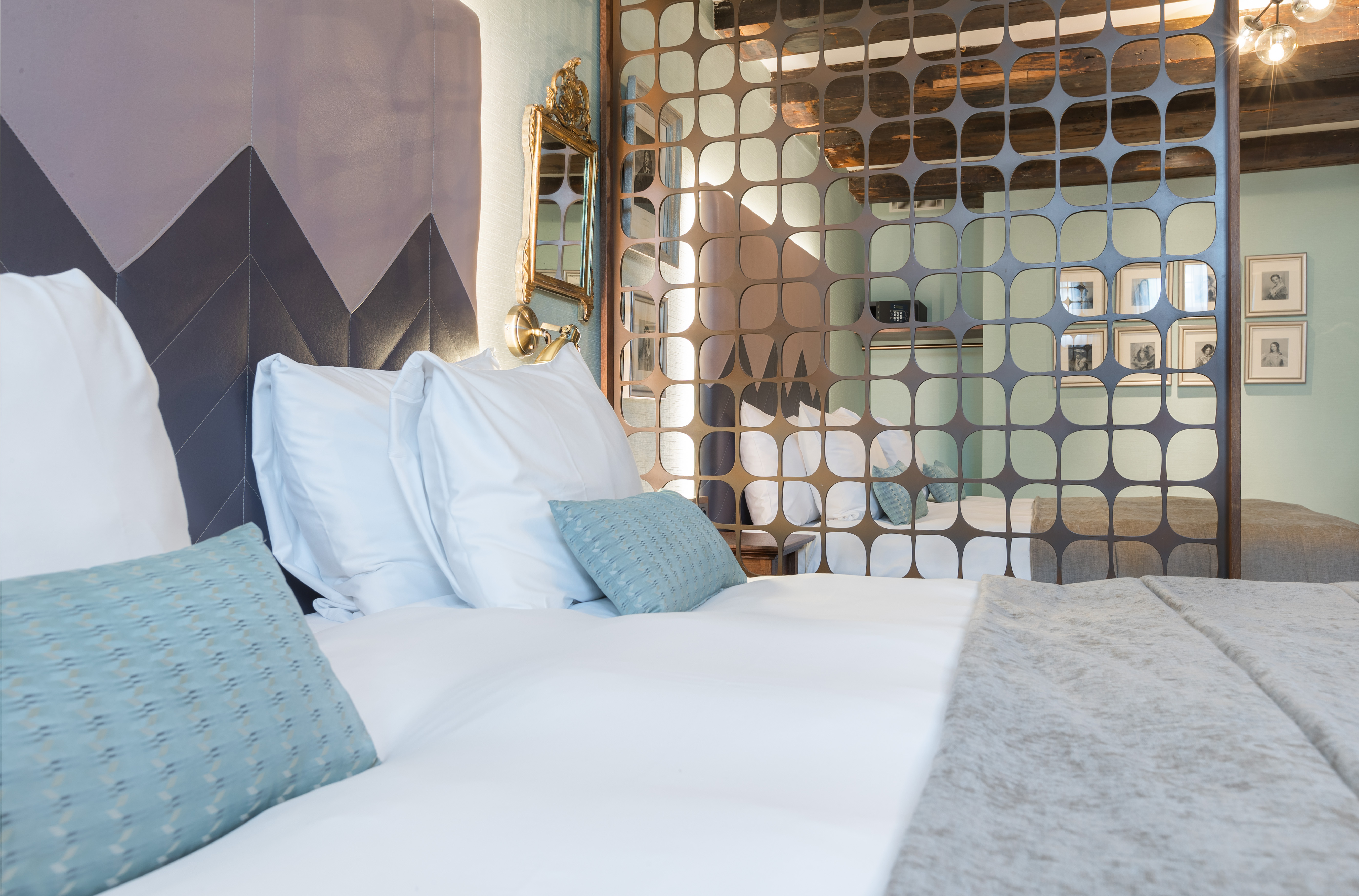 Hendrick's 4 person Vault Suite - Semi-Basement — Amsterdam stay