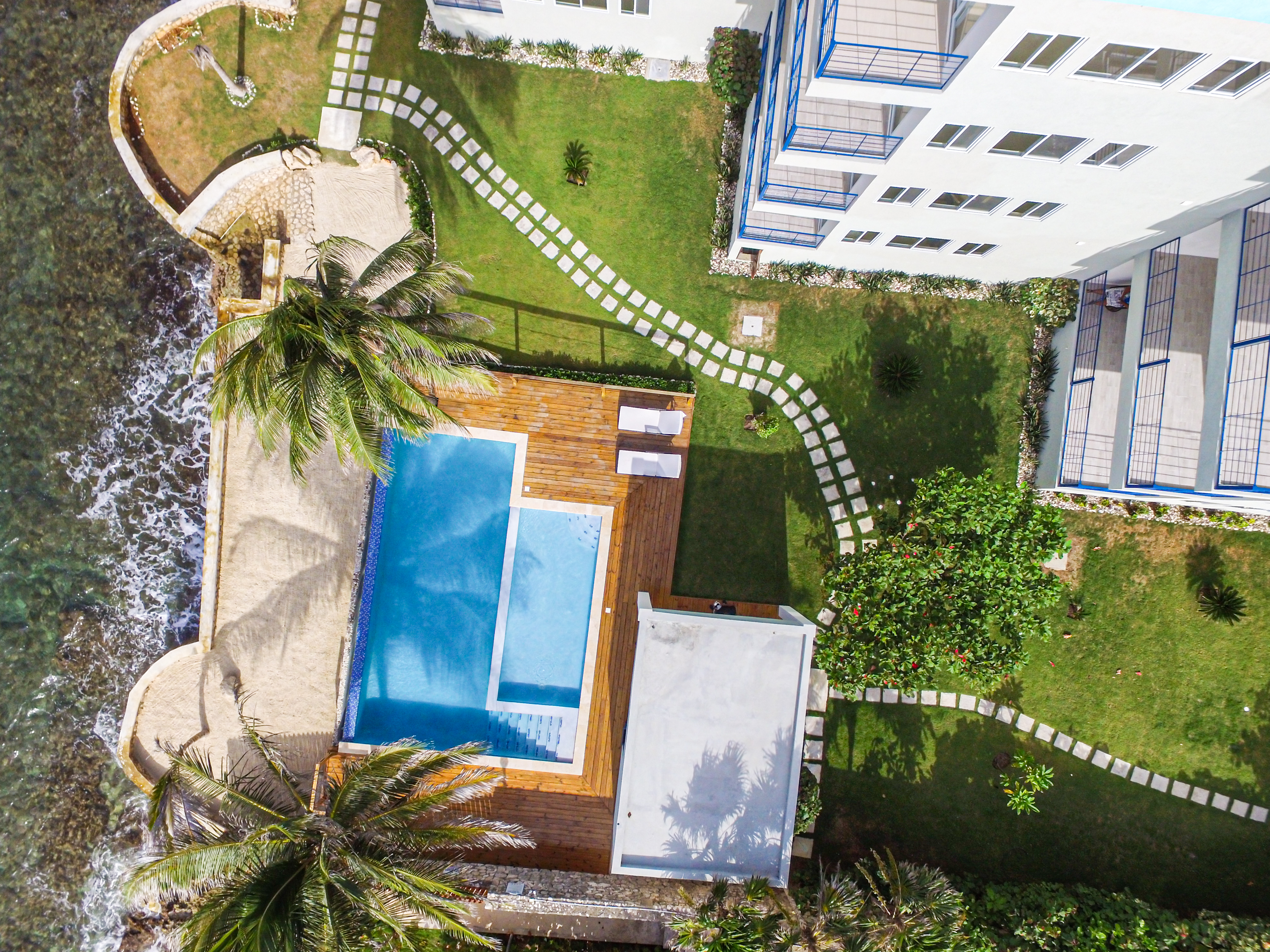Splashing Waves 2BR Oceanfront Apt near Ocho Rios