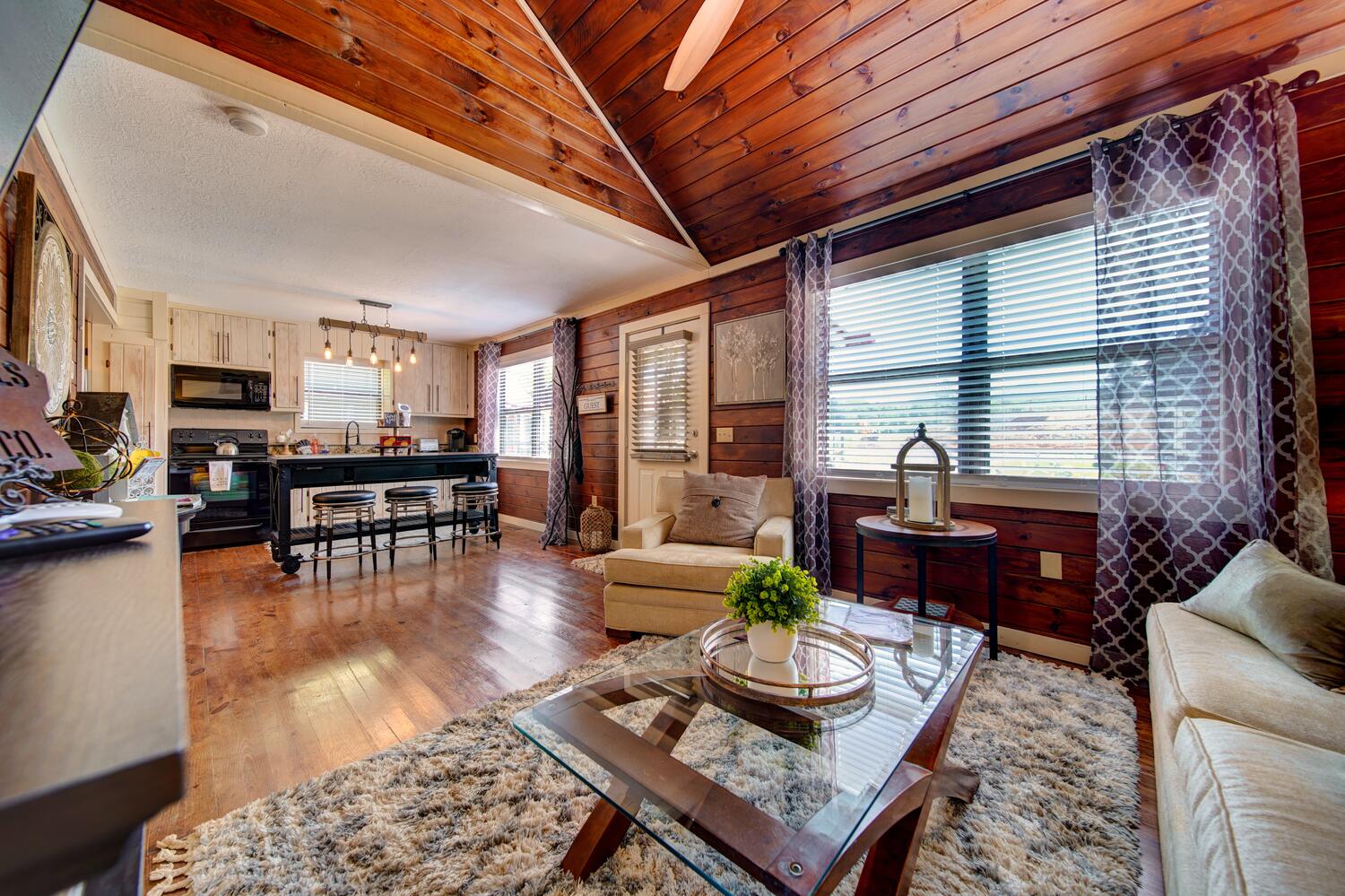 Luxury King IN-Town Creekside Cottage 