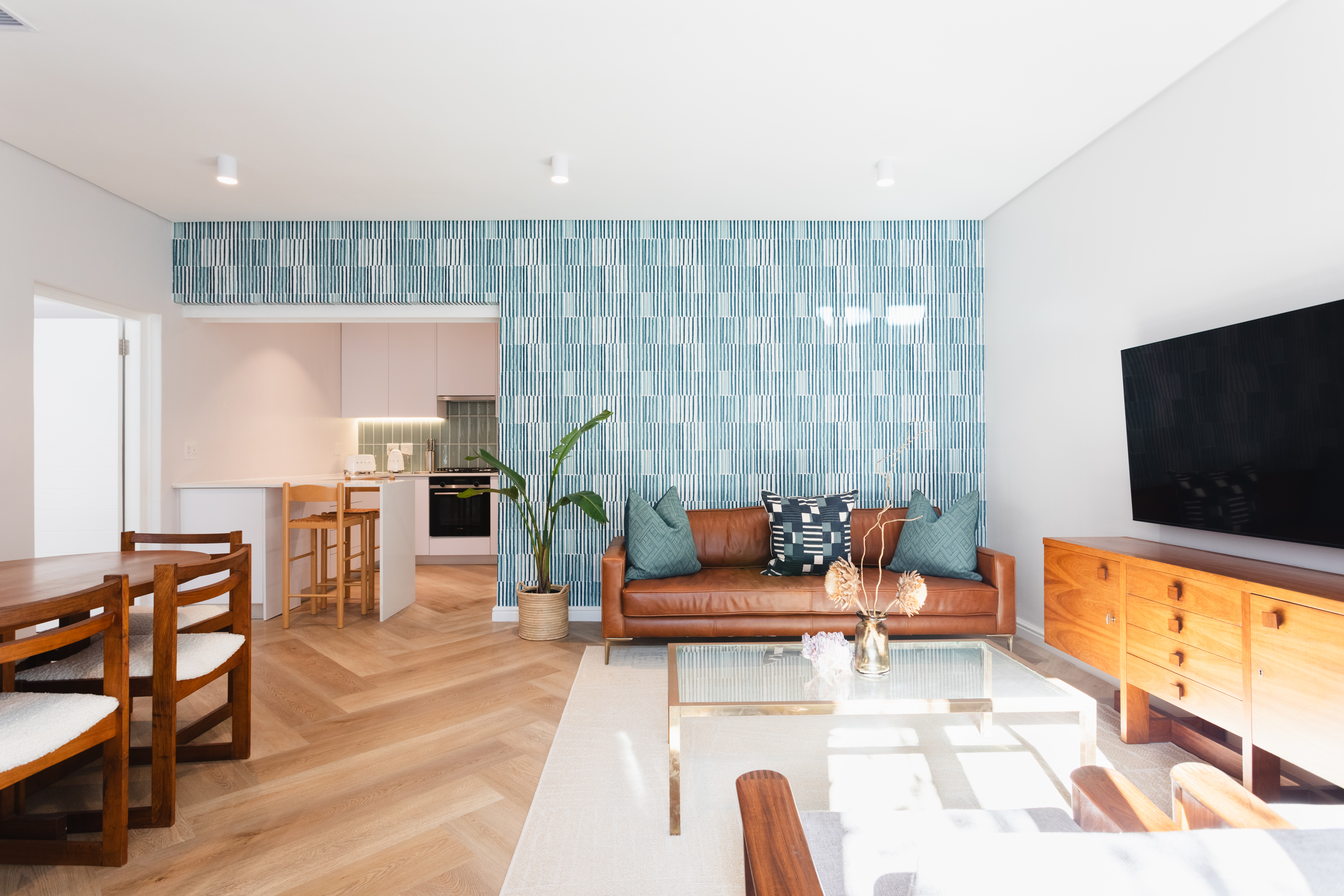 Chic Courtyard Retreat: 1BR Airbnb Gem