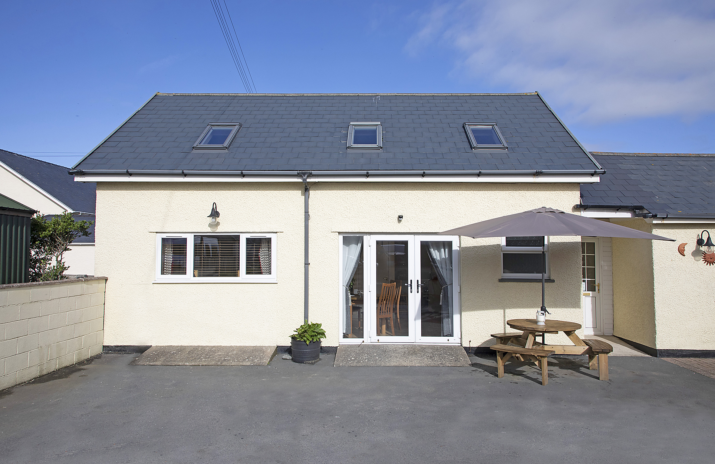 Very homely  flat 100m from a nice sandy beach