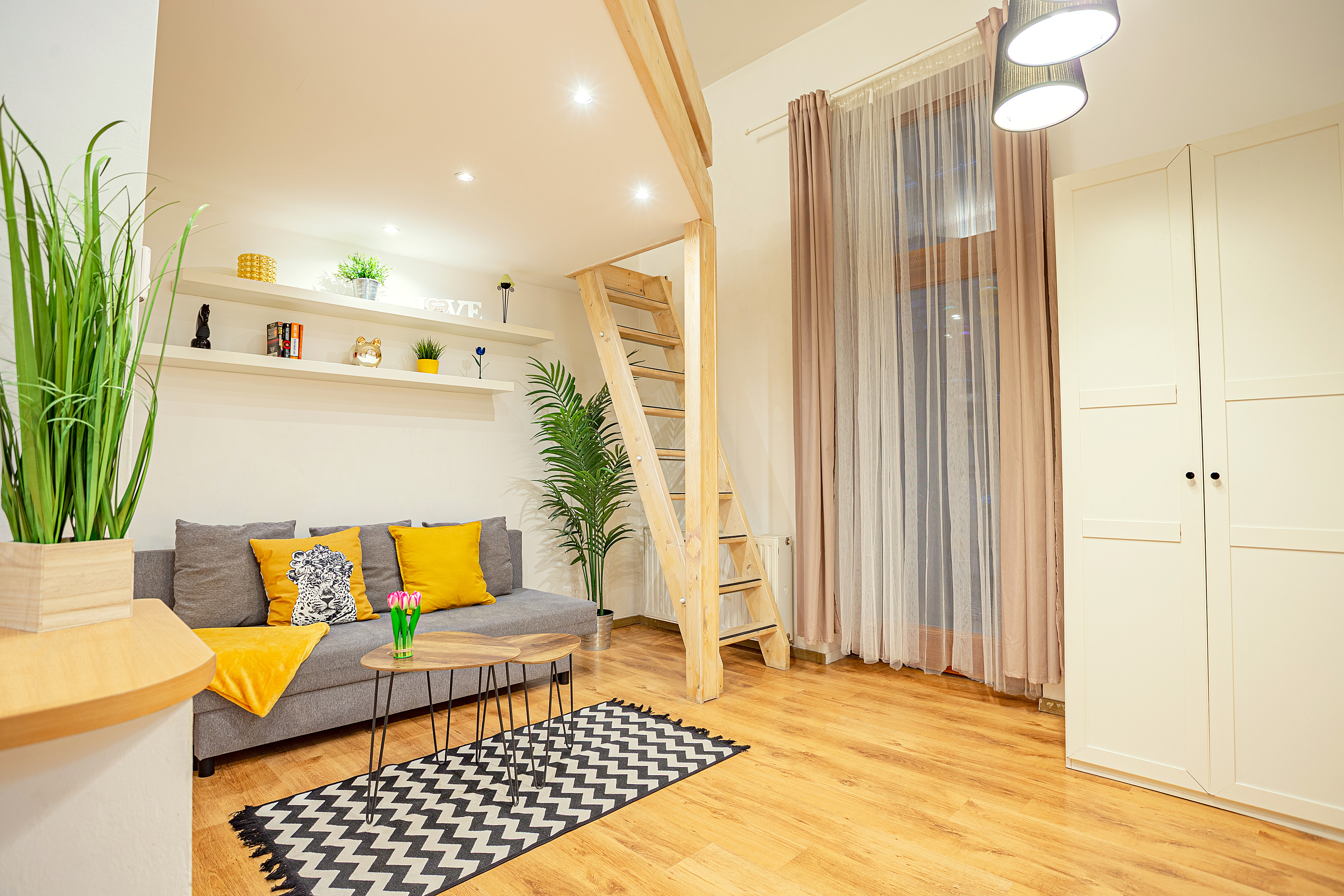 Broadway apartment-close to everything/TERRACE