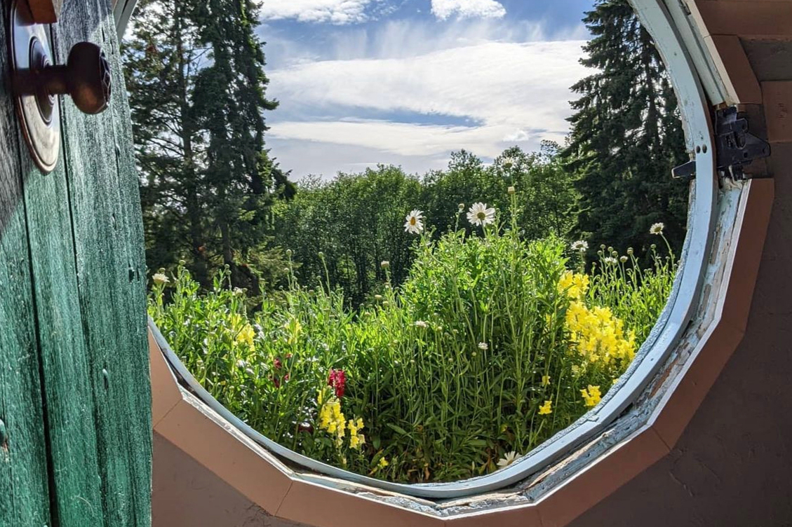 Cozy Hobbit House on charming Bainbridge Island Earth houses for Rent