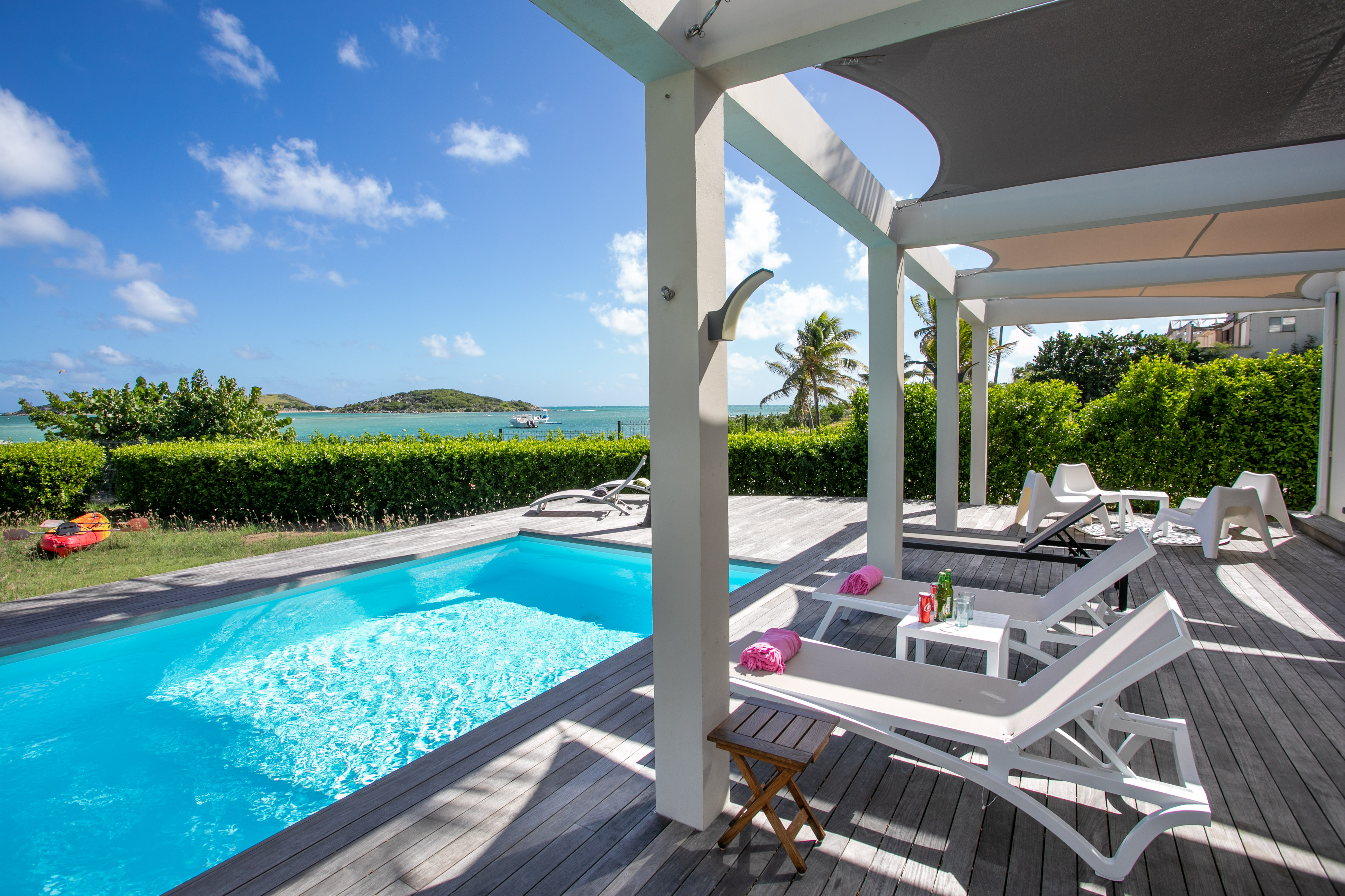 Villa Marine with your feet in the water facing Pinel Island
