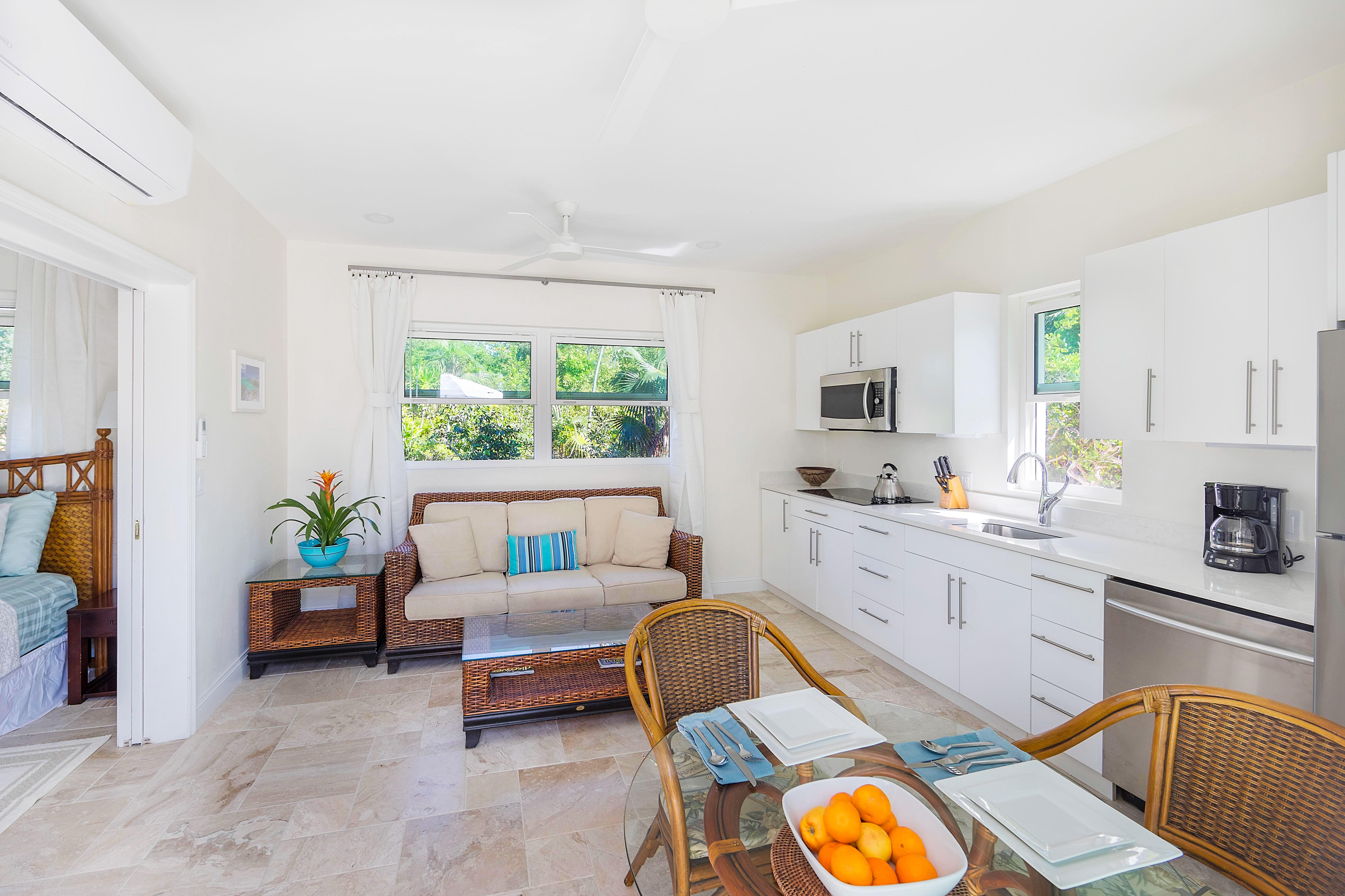 Peaceful 1BR Private Cottage w/ HotTub Beach Front