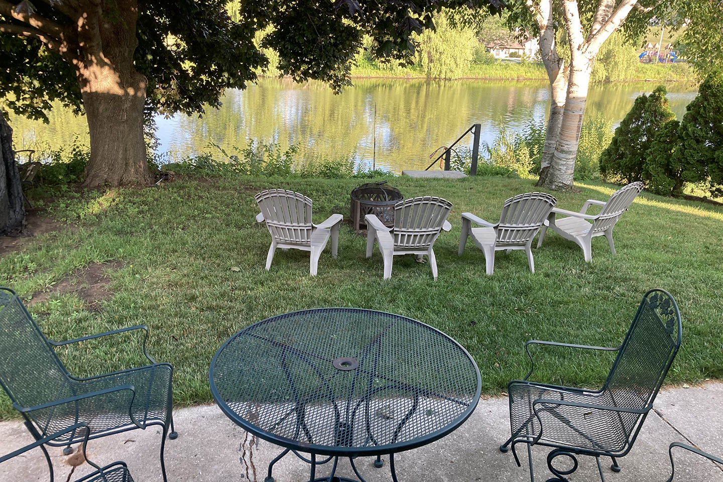 Relaxing Riverfront Retreat
