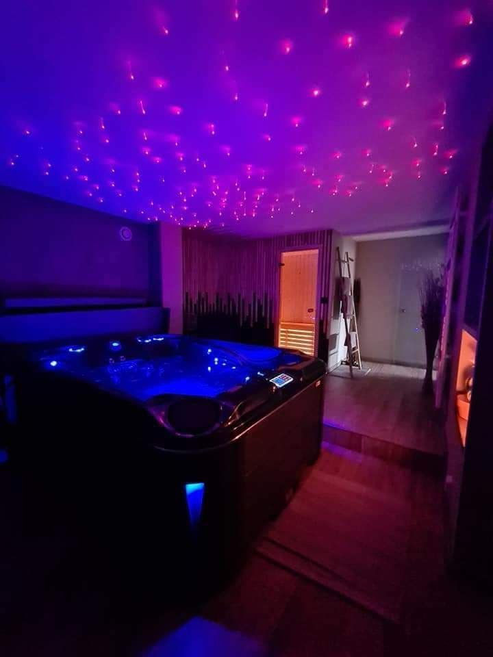La Brise, hot tub cottage and private sauna, 2 people