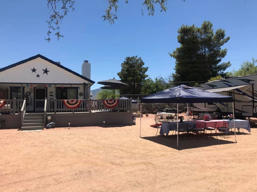 Lake House Cabin 3 1/2 miles from Roosevelt Lake Cabins for Rent in