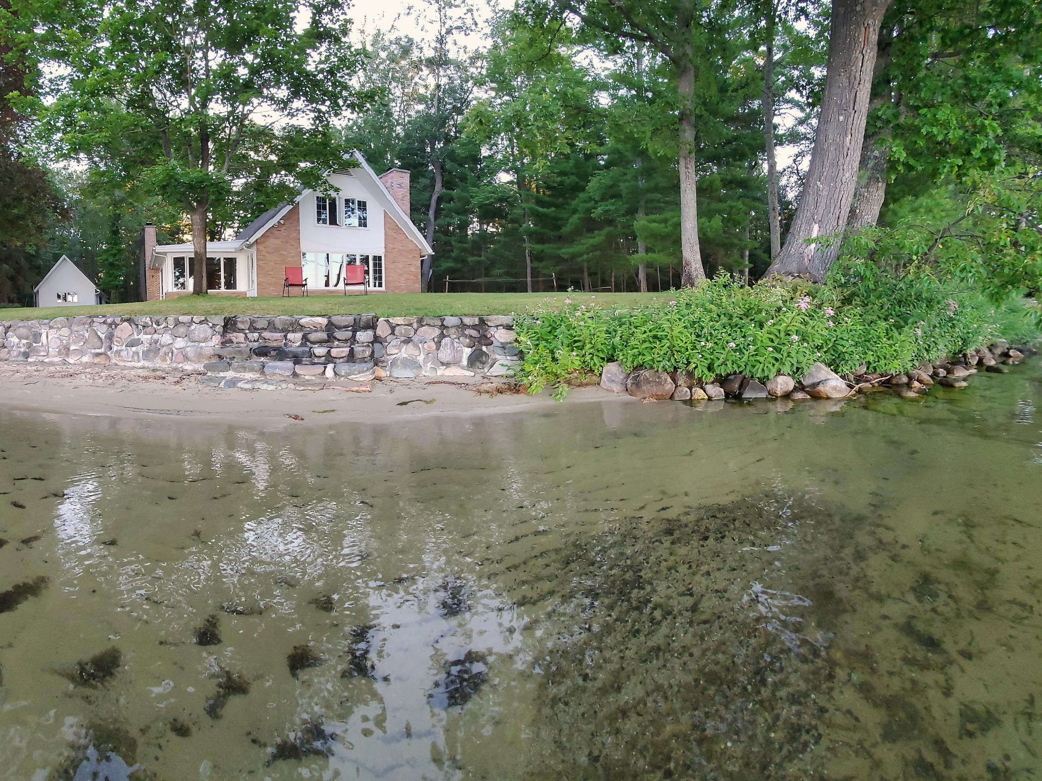 Lakefront cottage with beach on Lake Margrethe Houses for Rent in
