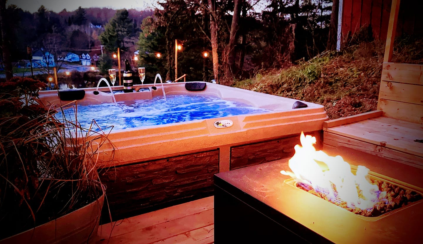 The Muskoka River Chalet - The King's Den