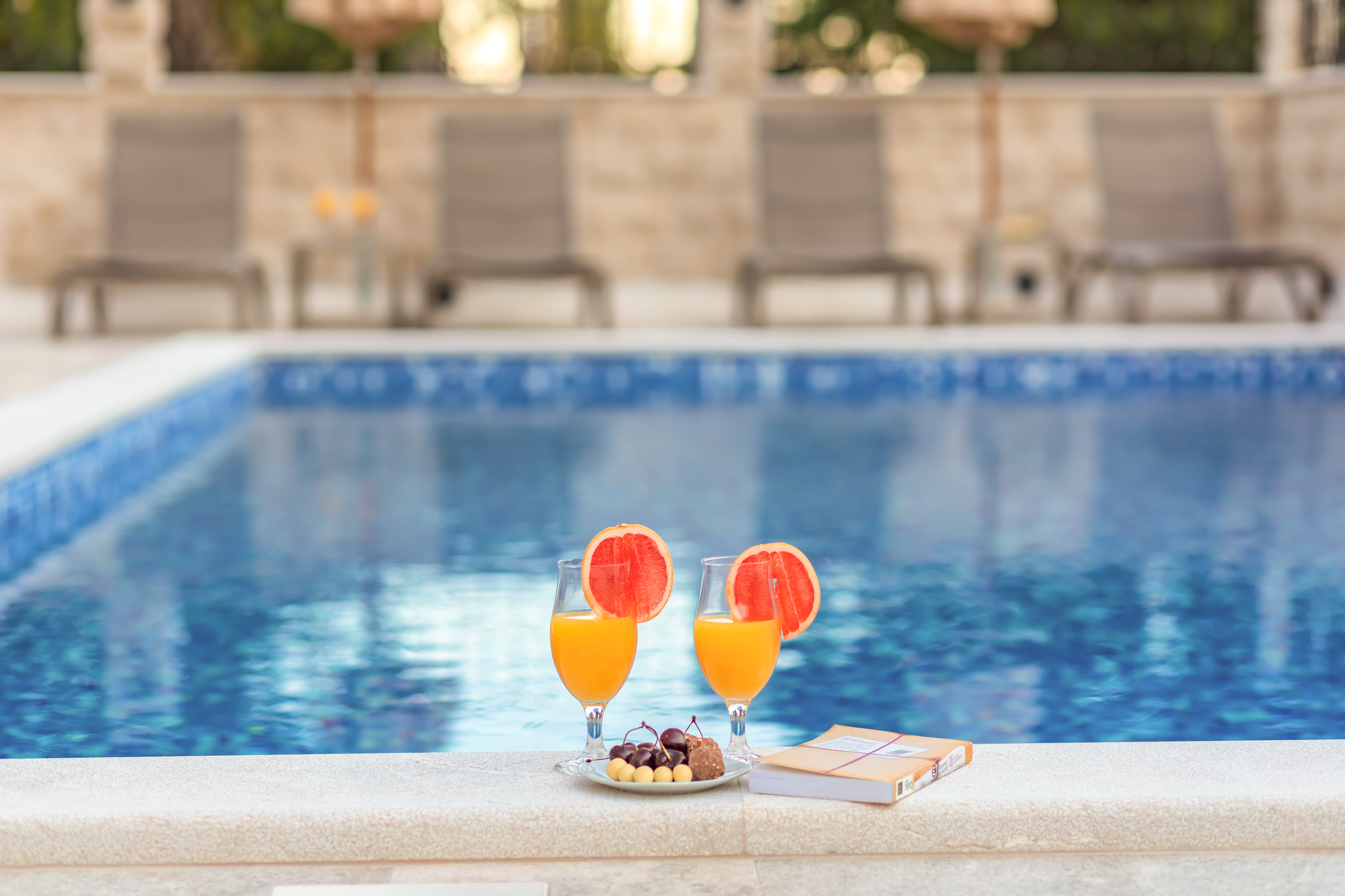 Queen - Luxury One Bedroom Apartment with Pool