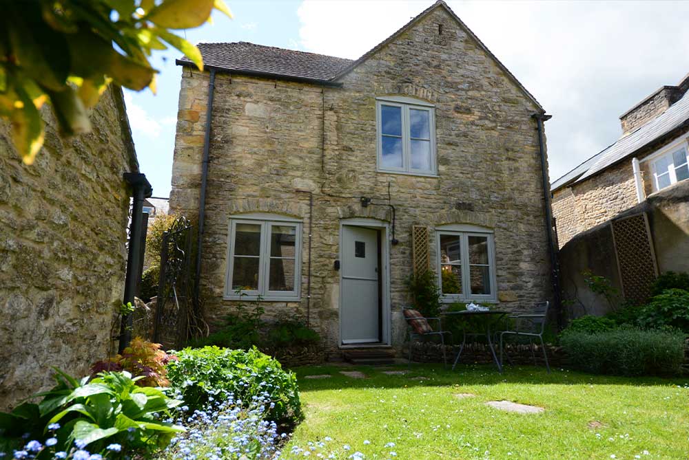Prime Cotswolds ,detached cottage,garden, parking